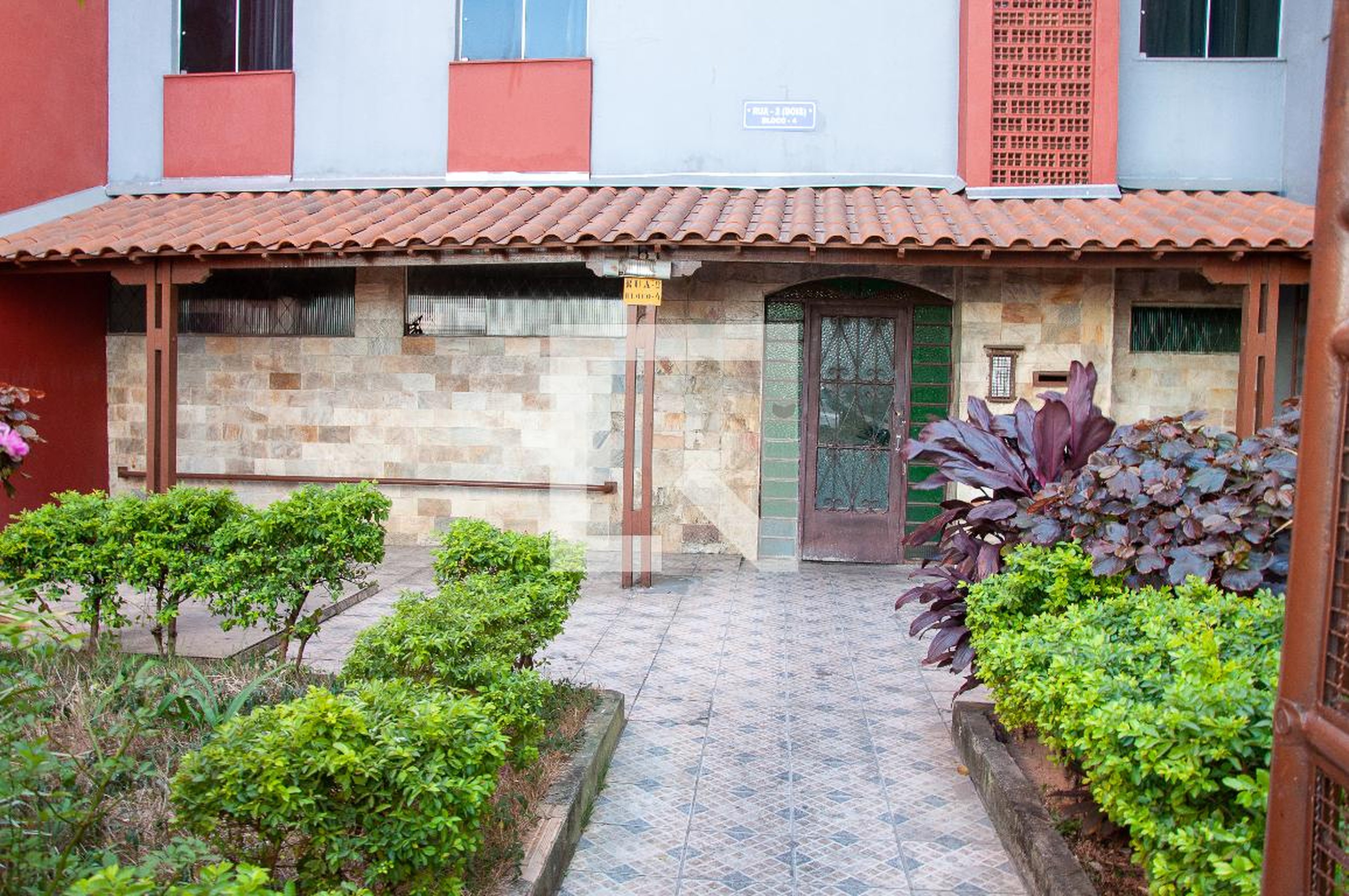 Hall de Entrada Condomínio em Rua Ii, 4