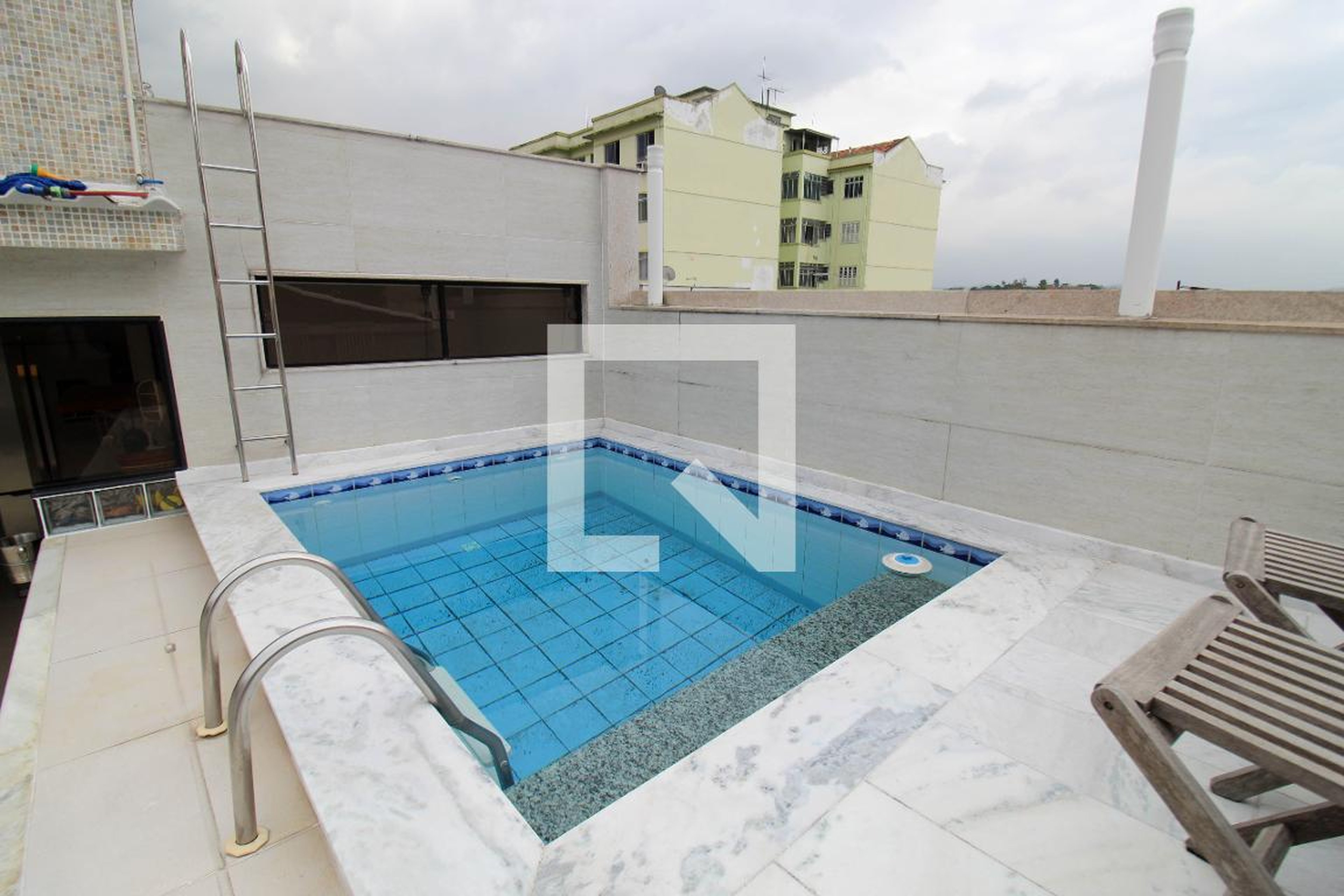 Piscina Condomínio em Rua Vinte e Quatro de Maio, 465