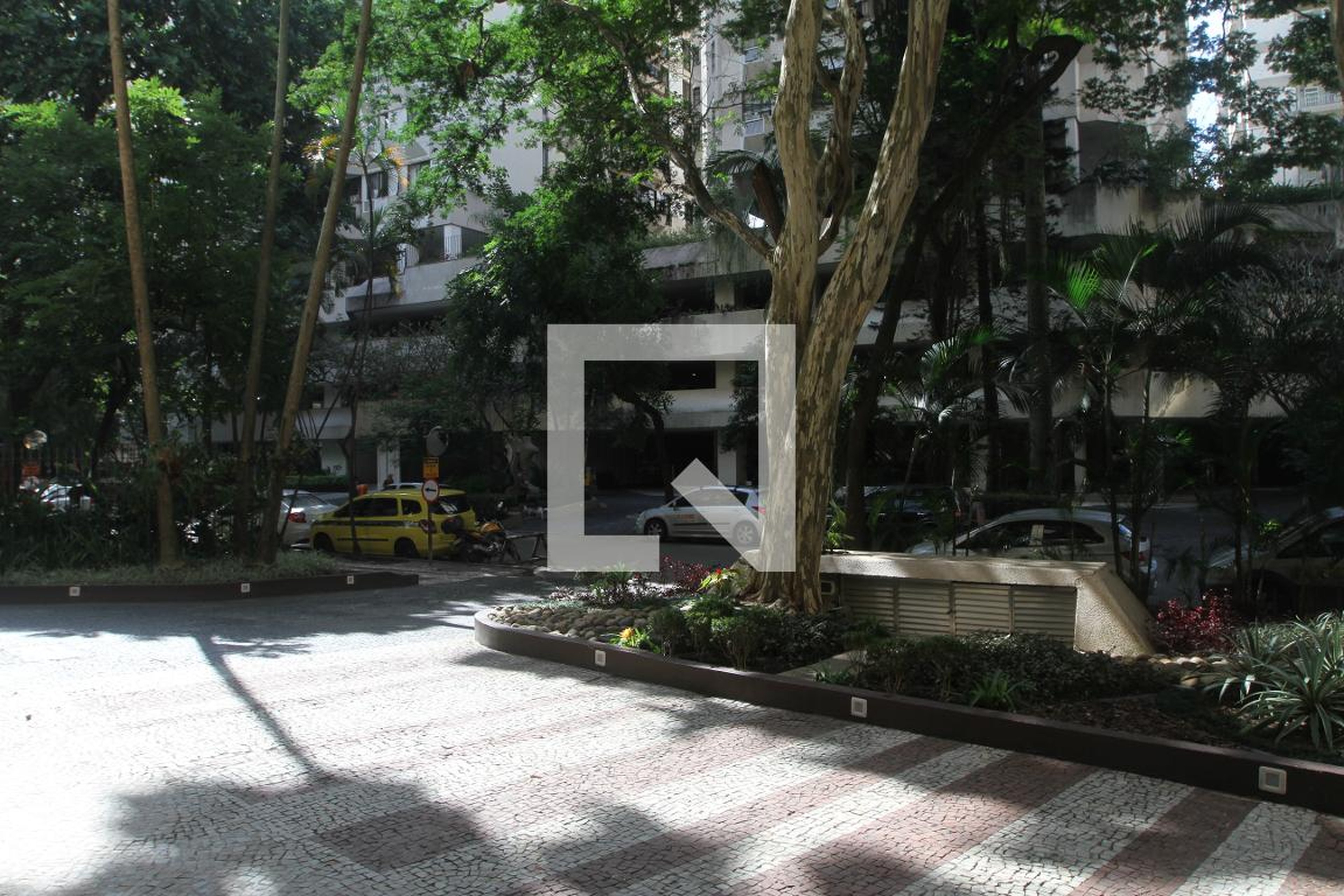 Entrada do Prédio - Sironi