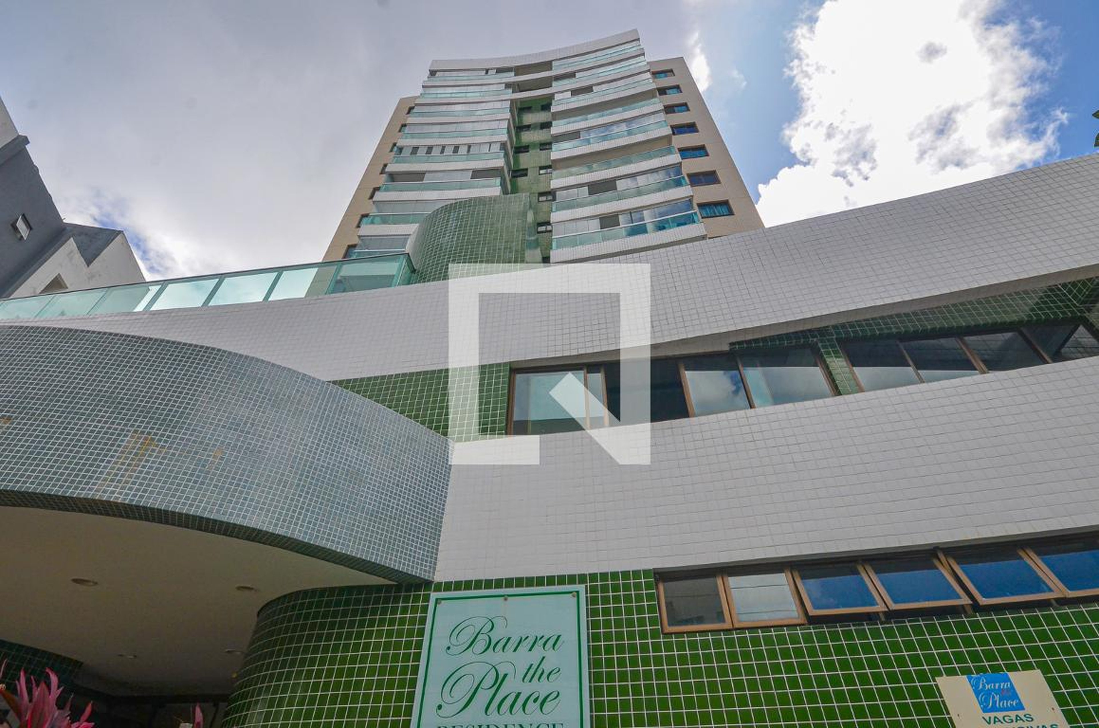 Fachada do Condomínio Condomínio Barra The Place Residence