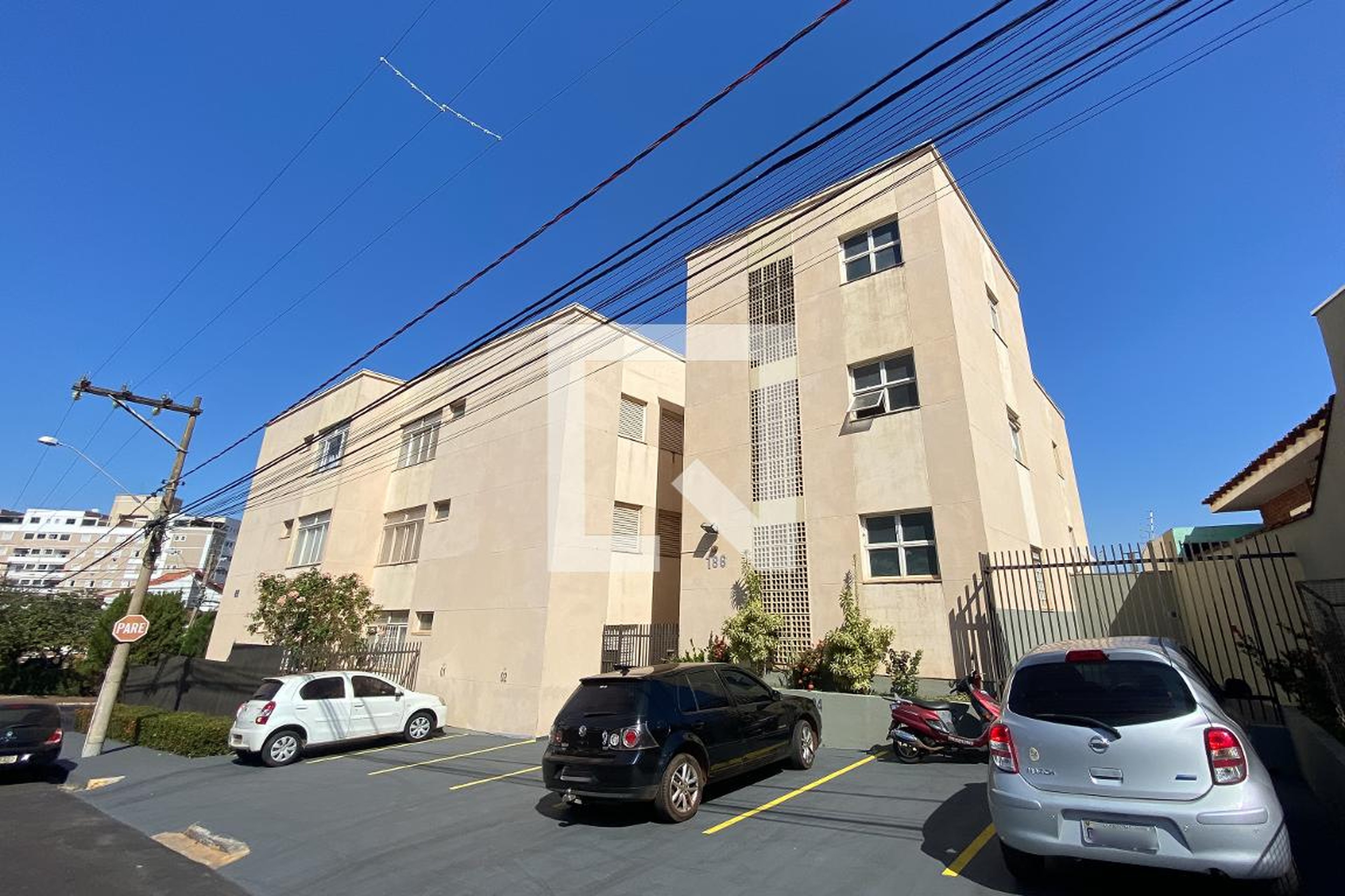 Fachada do Prédio Condomínio em Rua Suv, 186