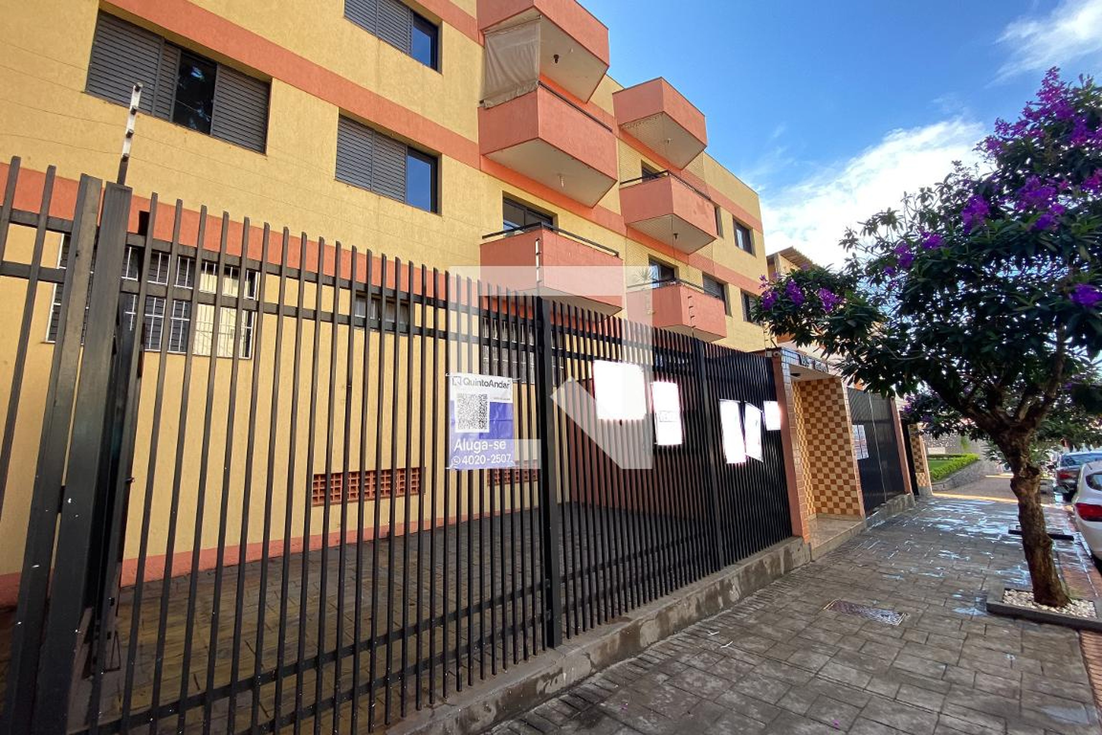 Fachada Condomínio em Rua Bernardino de Campos, 1815