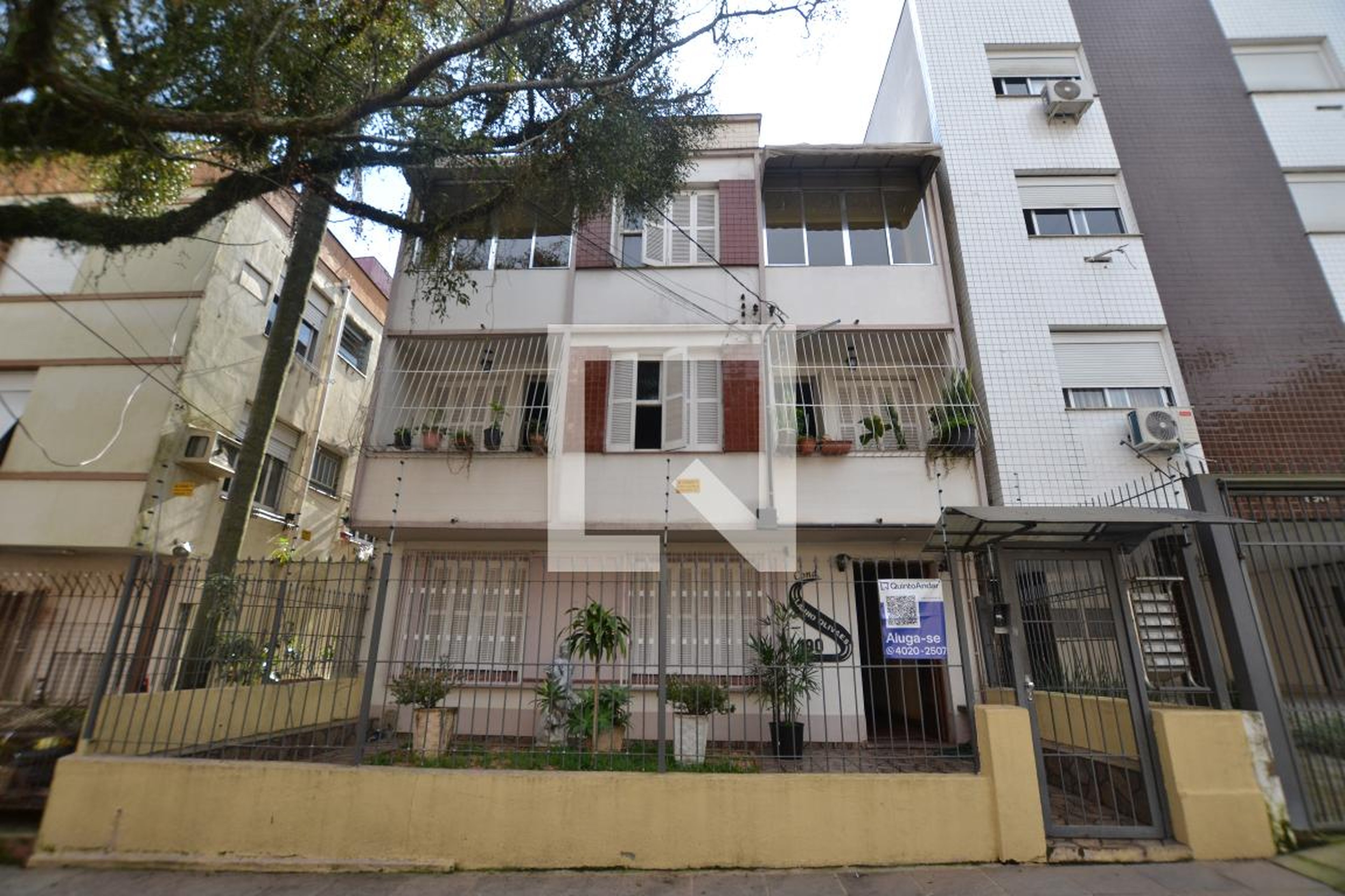 Fachada Condomínio em Rua Miguel Couto, 190