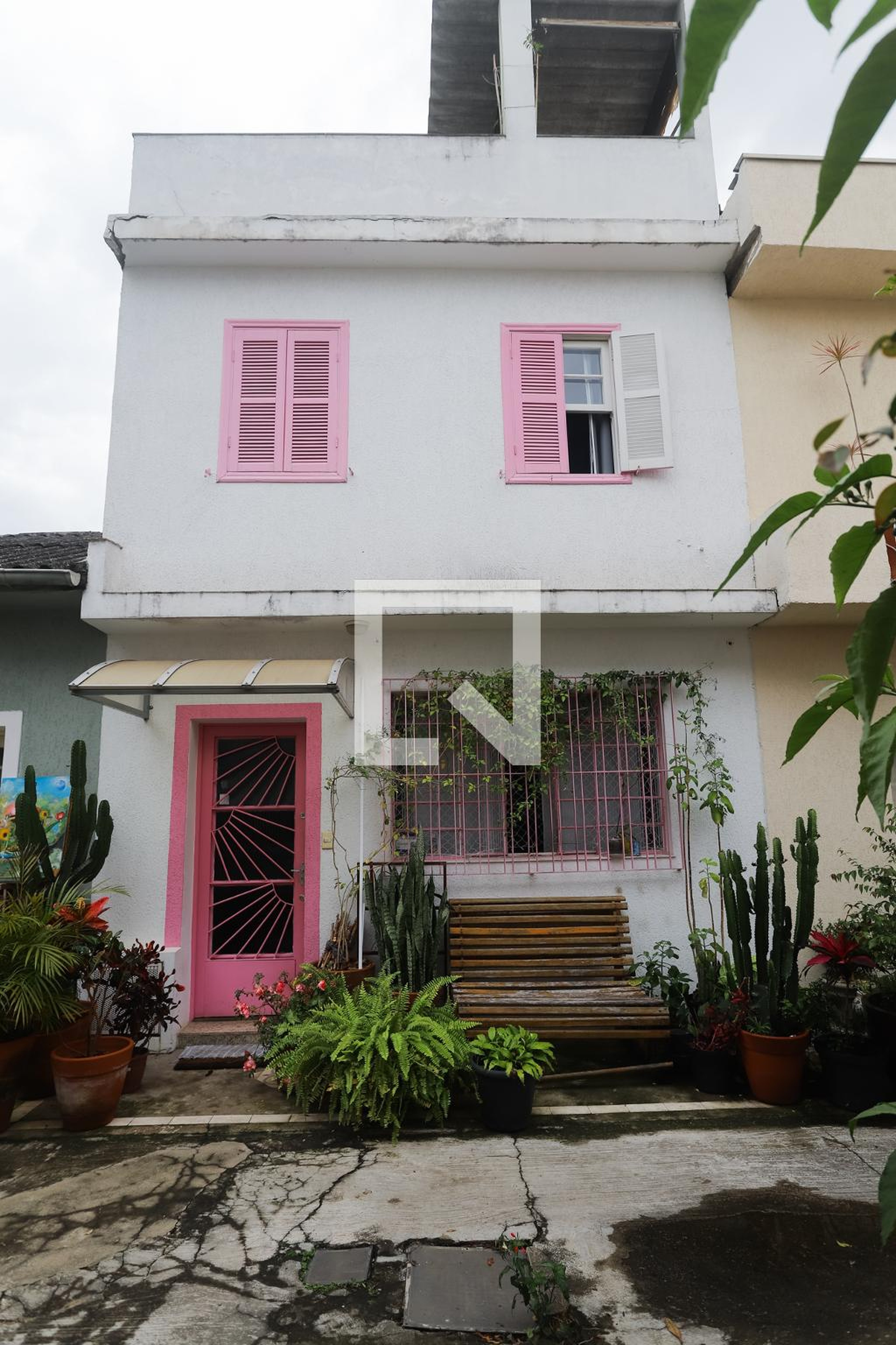Fachada Condomínio em Rua Tanabi, 301