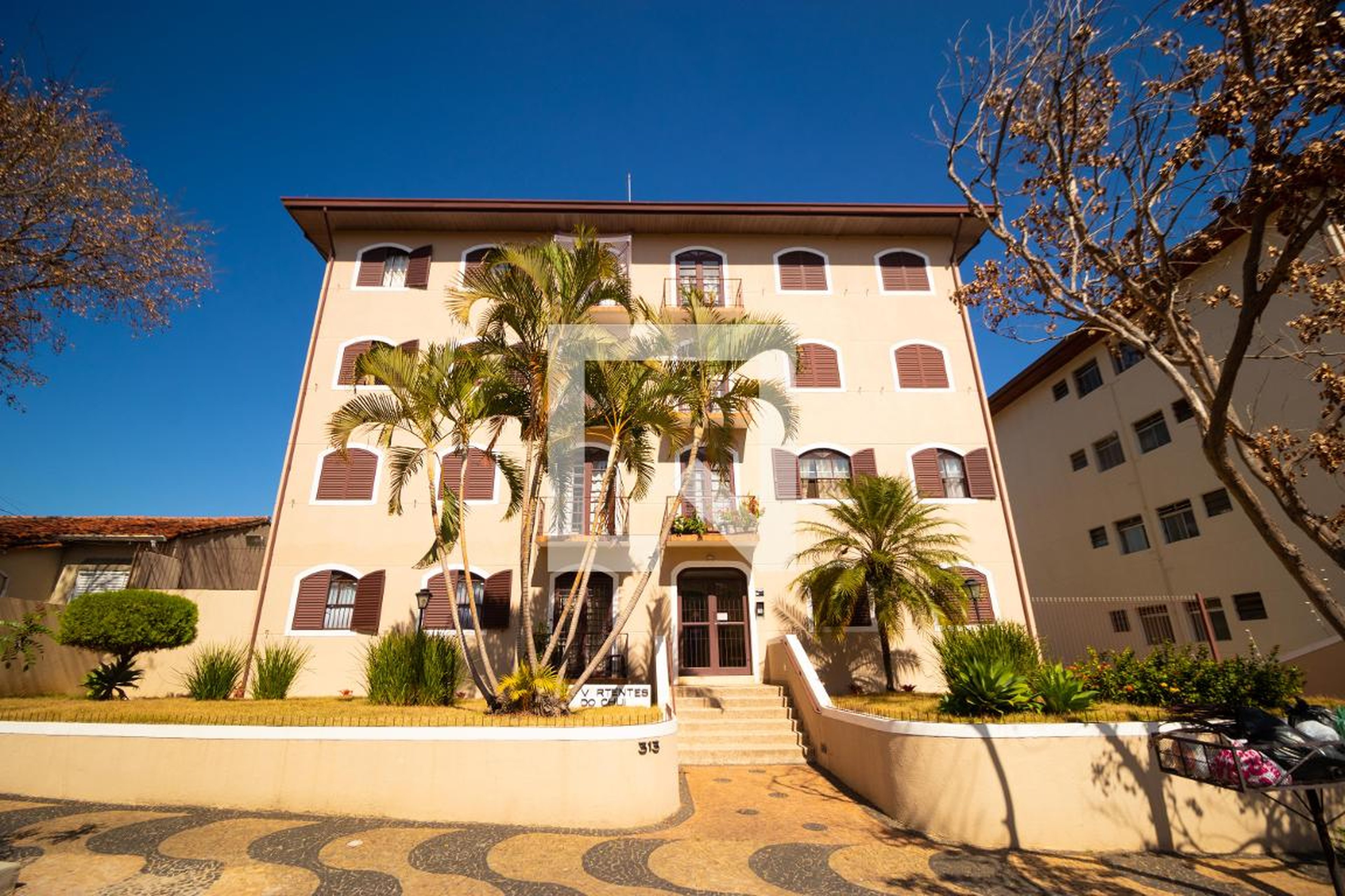 Fachada Condomínio em Rua Francisco de Assis Pupo, 313