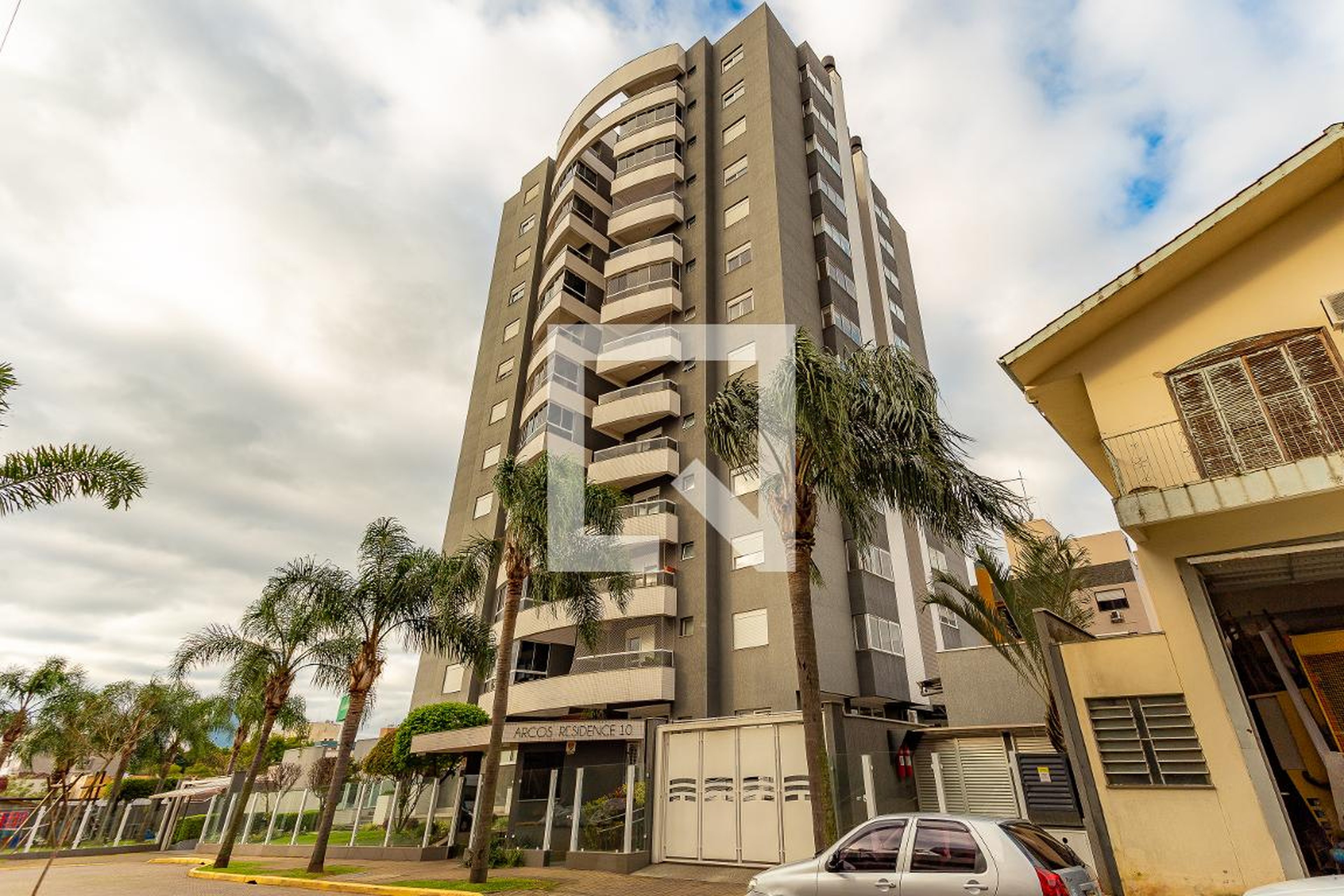 Fachada do Condomínio Condomínio Arcos Residence