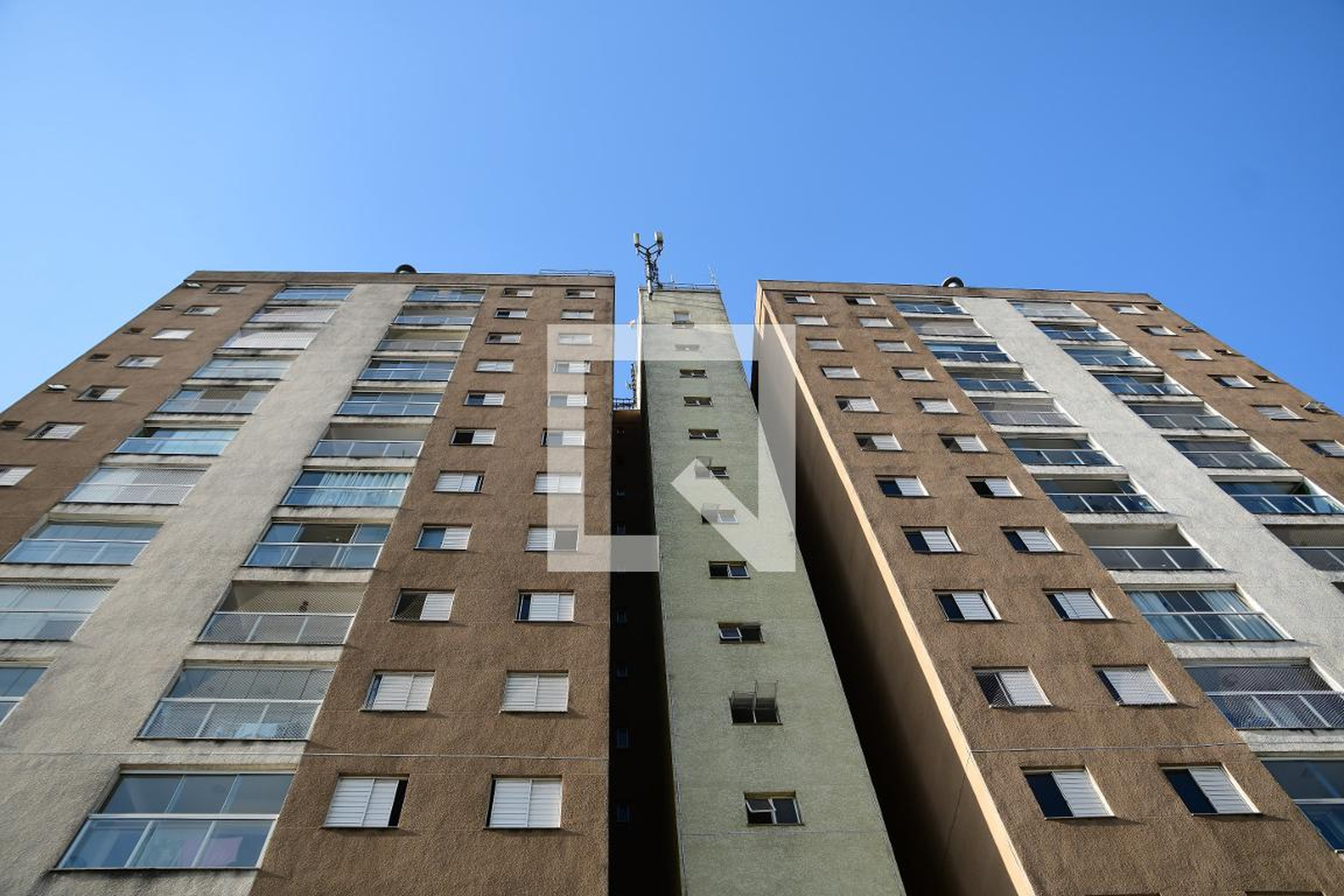 Fachada do Condomínio Condomínio em Estrada da Aldeia, 1509