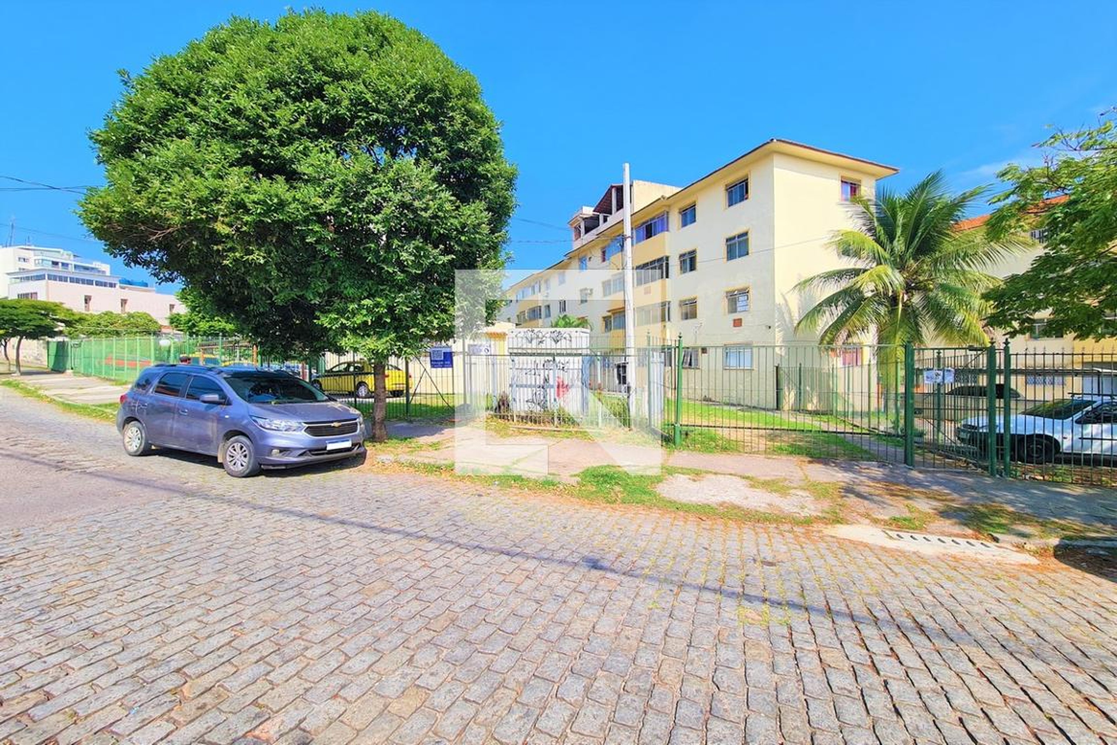 Fachada Condomínio em Rua Sisley, 56