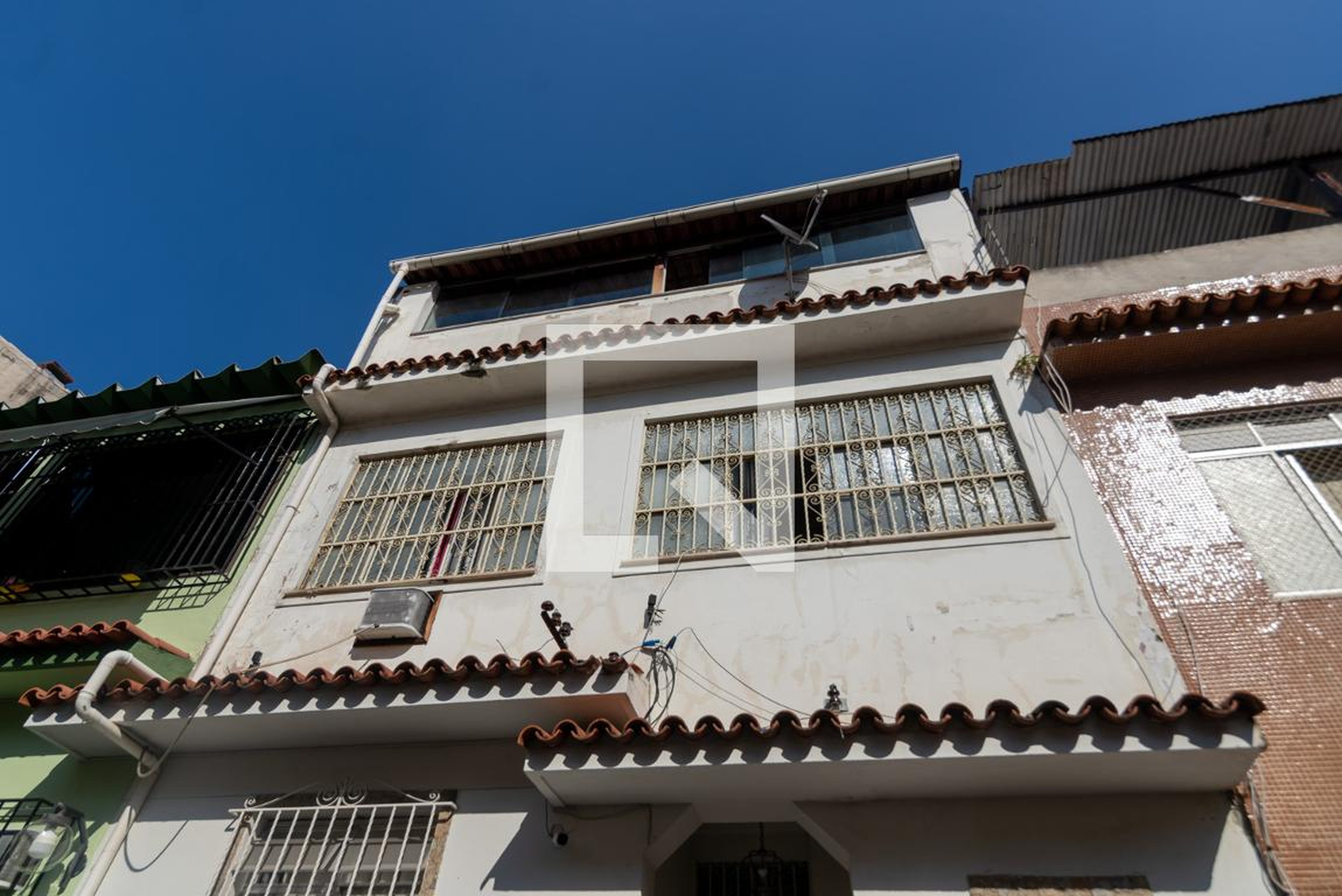 Fachada Condomínio em Rua Mendes Taváres, 21