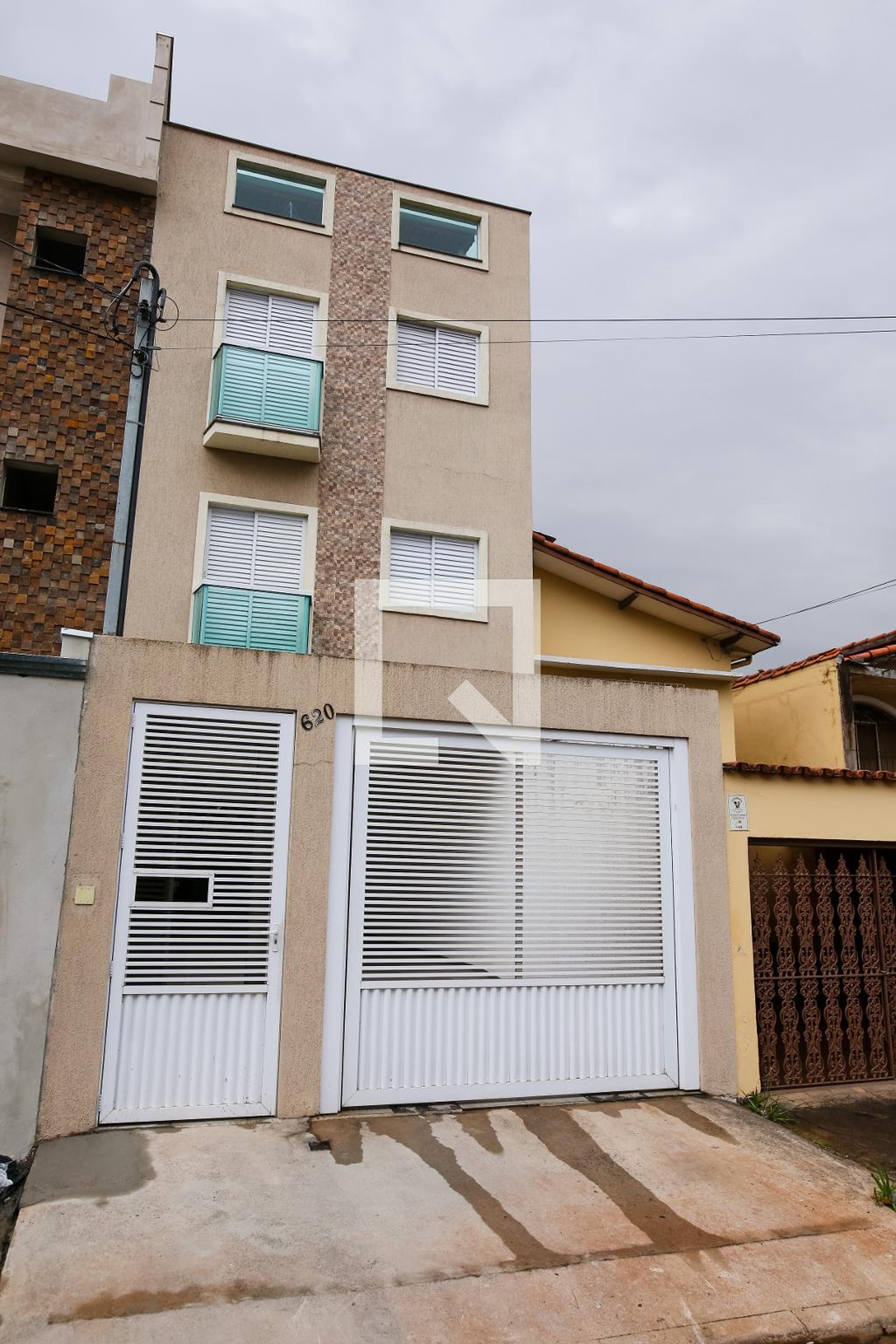 Fachada Condomínio em Rua Aimbere, 620