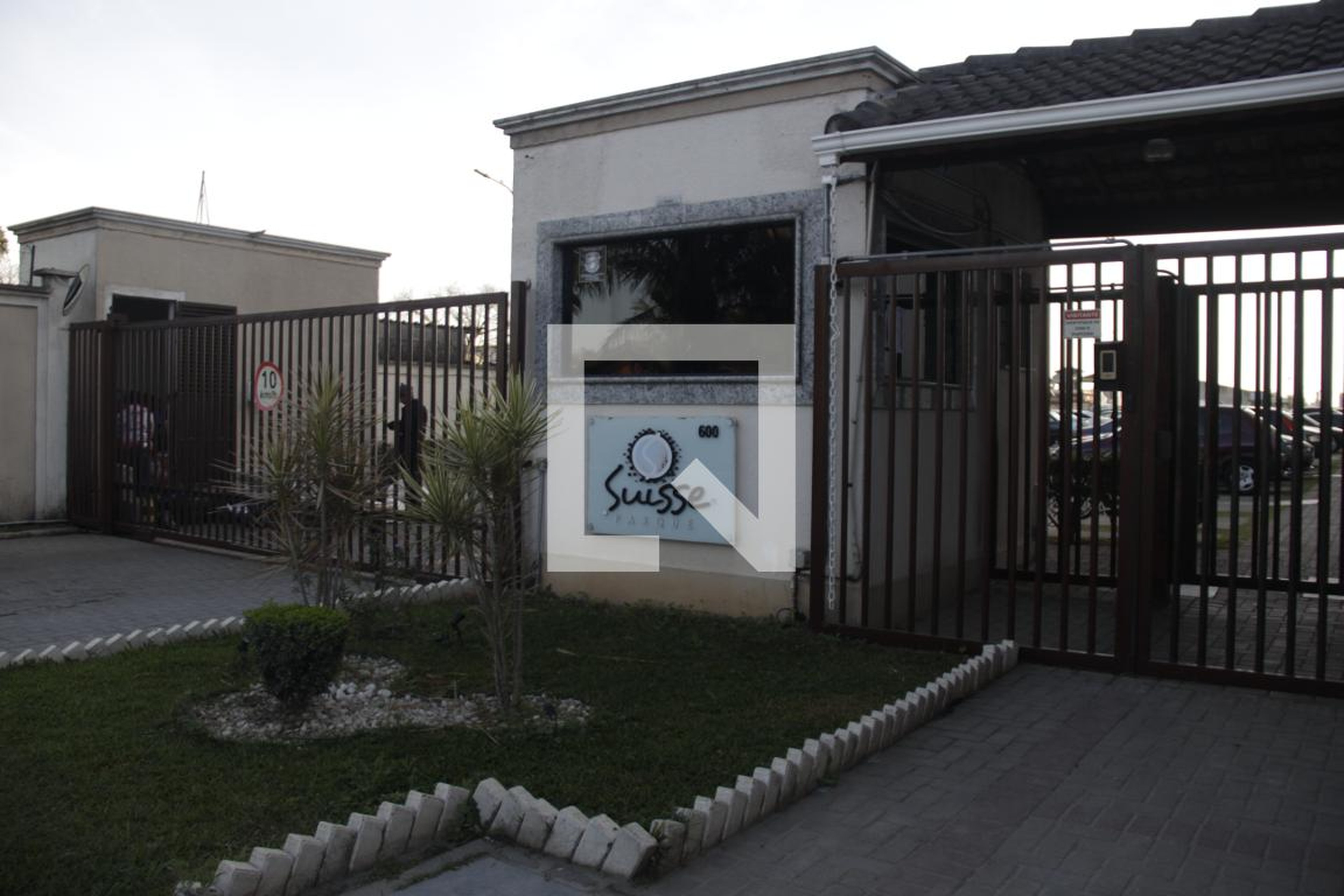 Fachada do Condomínio Condomínio Parque Suisse