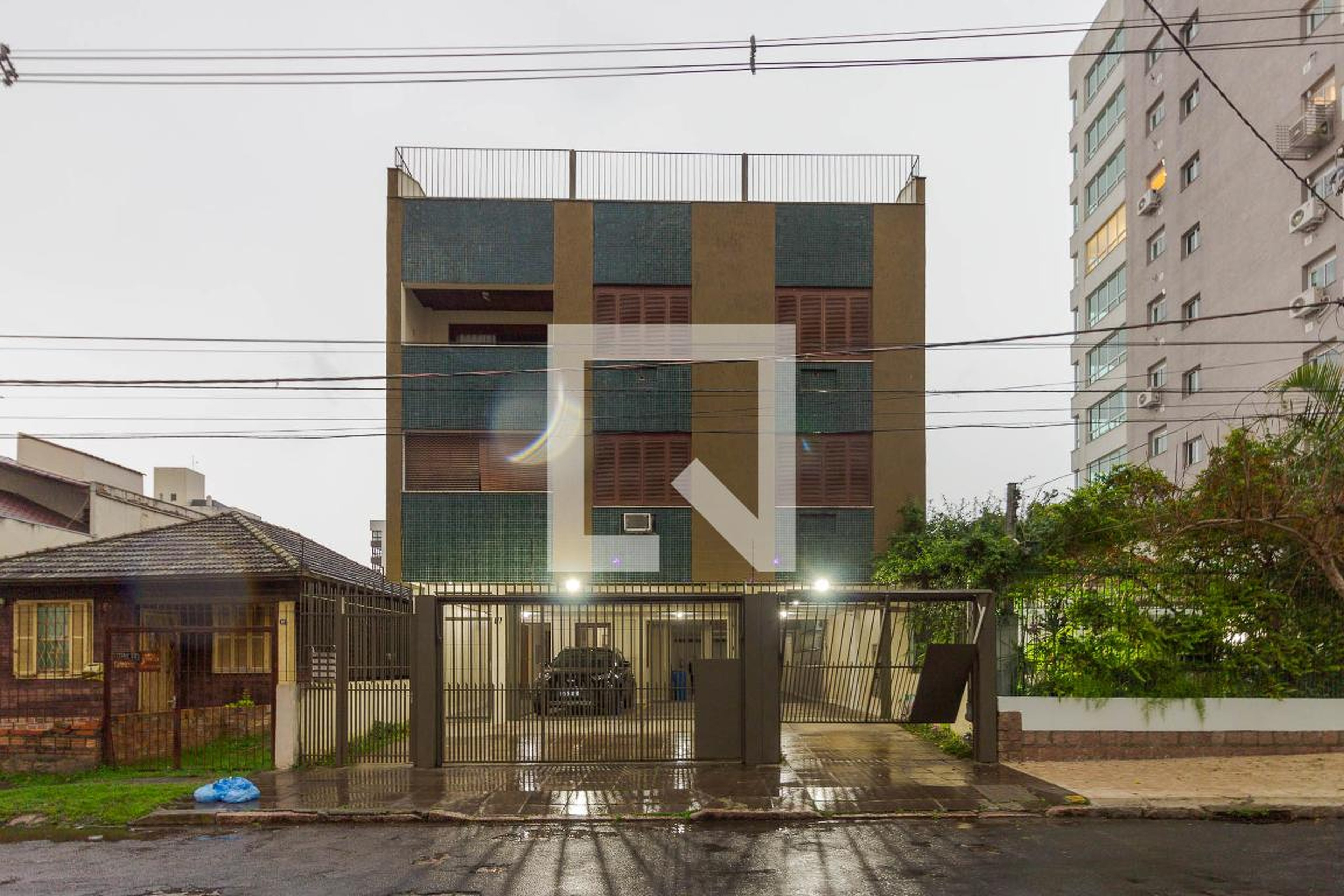 Fachada Condomínio em Rua Luis Cosme, 81