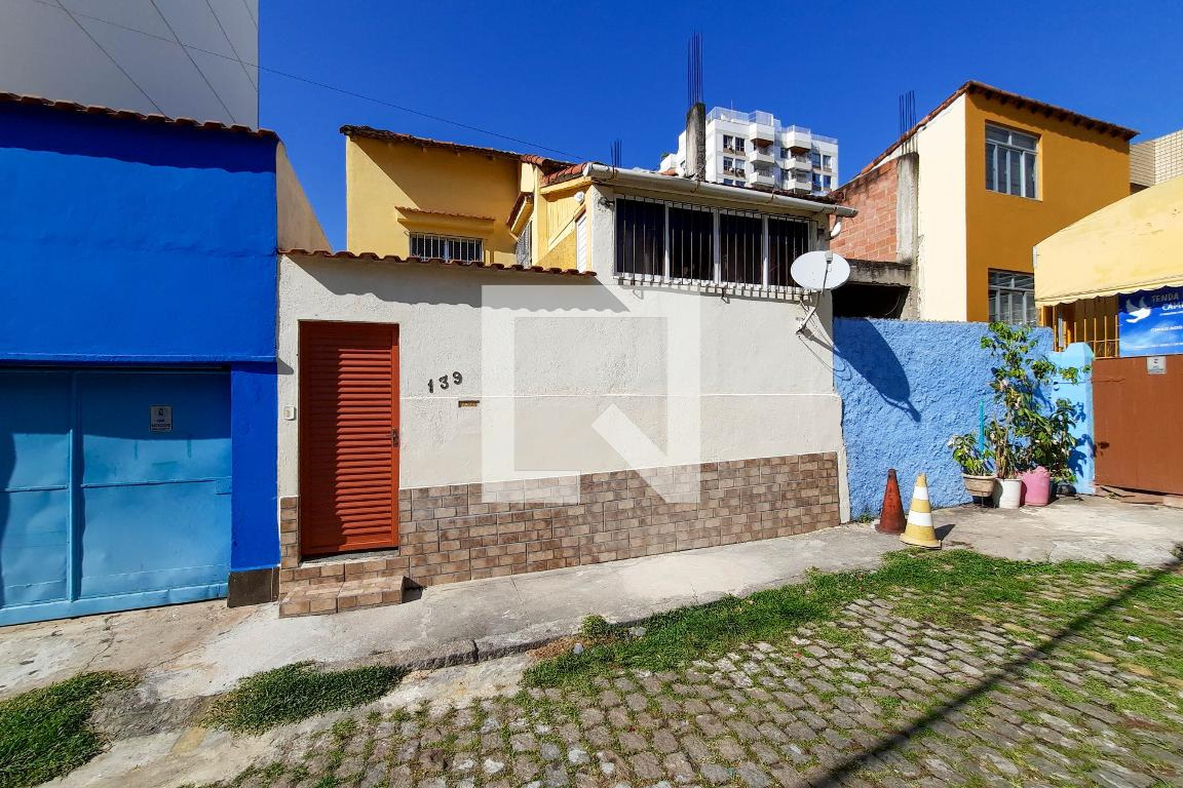 Fachada Condomínio em Rua Carvalho Alvim, 464