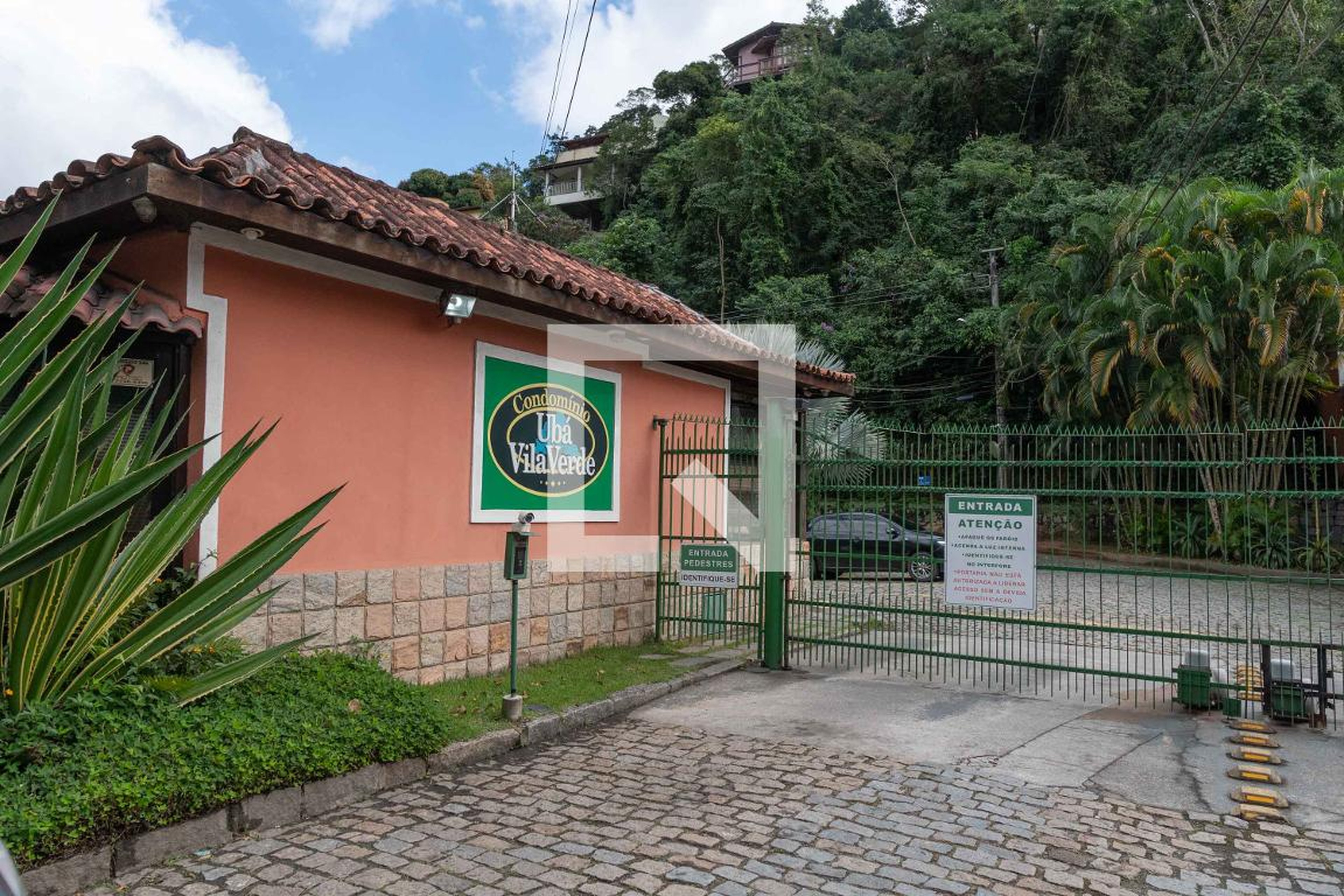 Fachada do Condomínio Condomínio Ubá Vila Verde