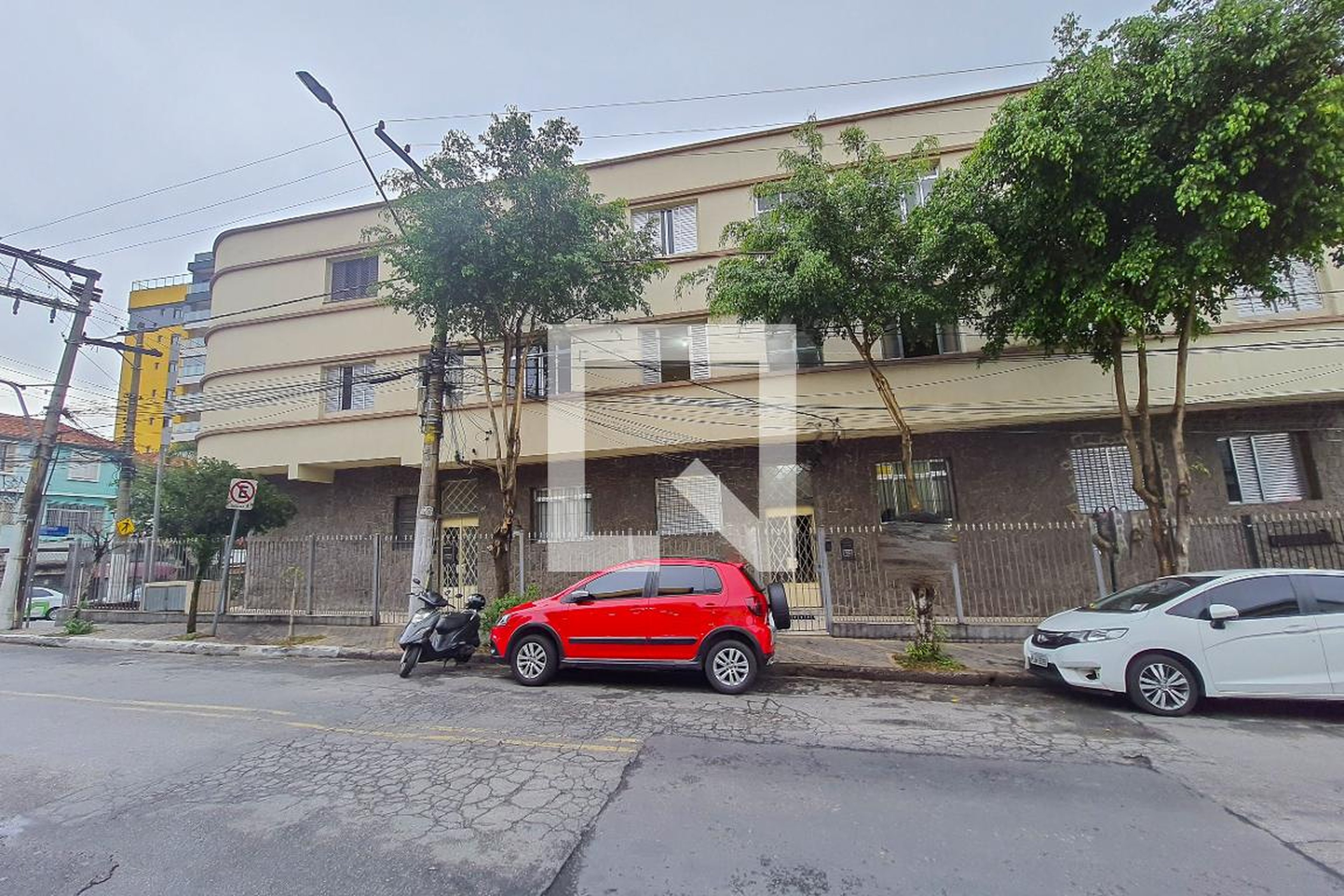 Fachada Condomínio em Rua Outeiro da Cruz, 215