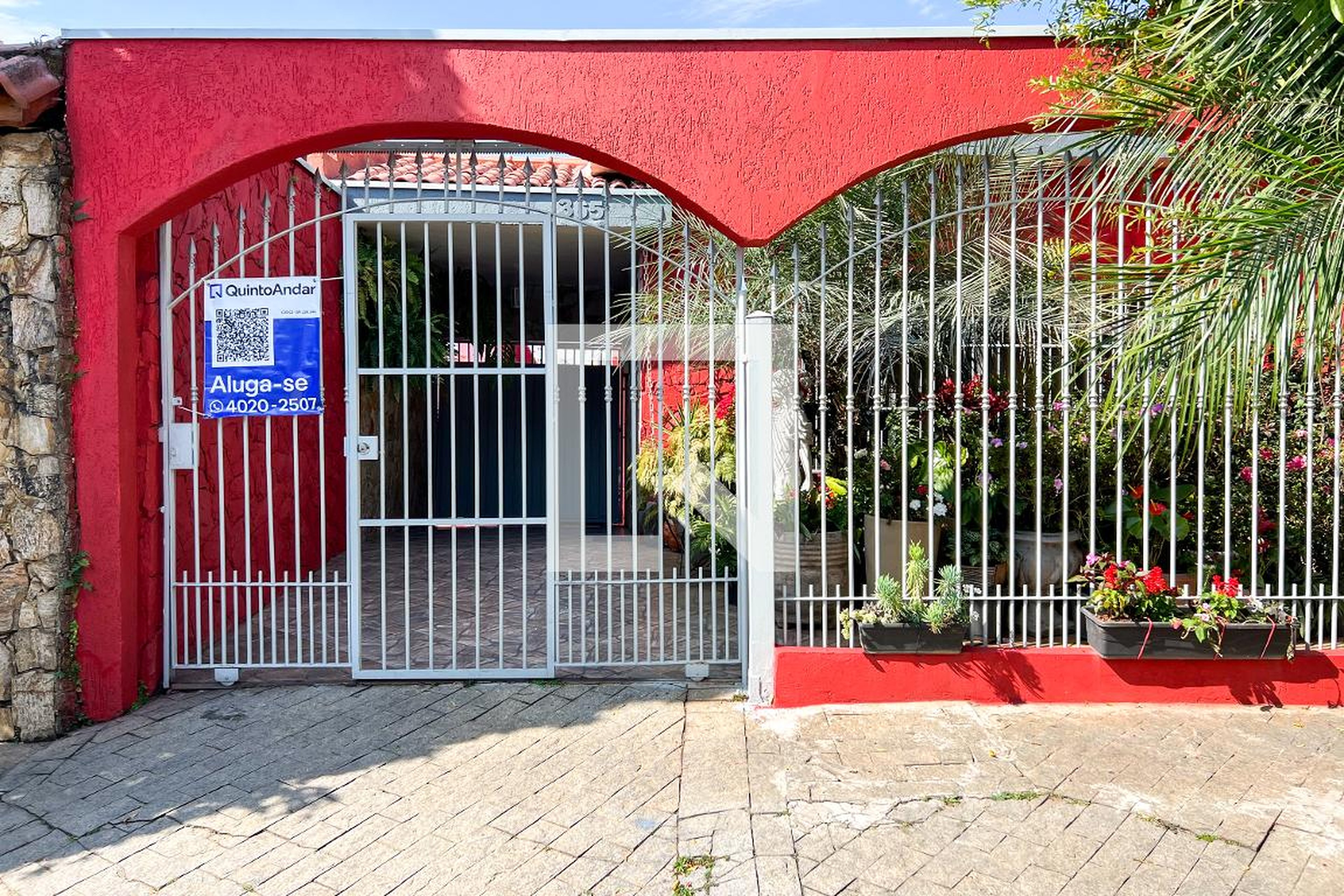 Fachada Condomínio em Rua Camburiú, 365