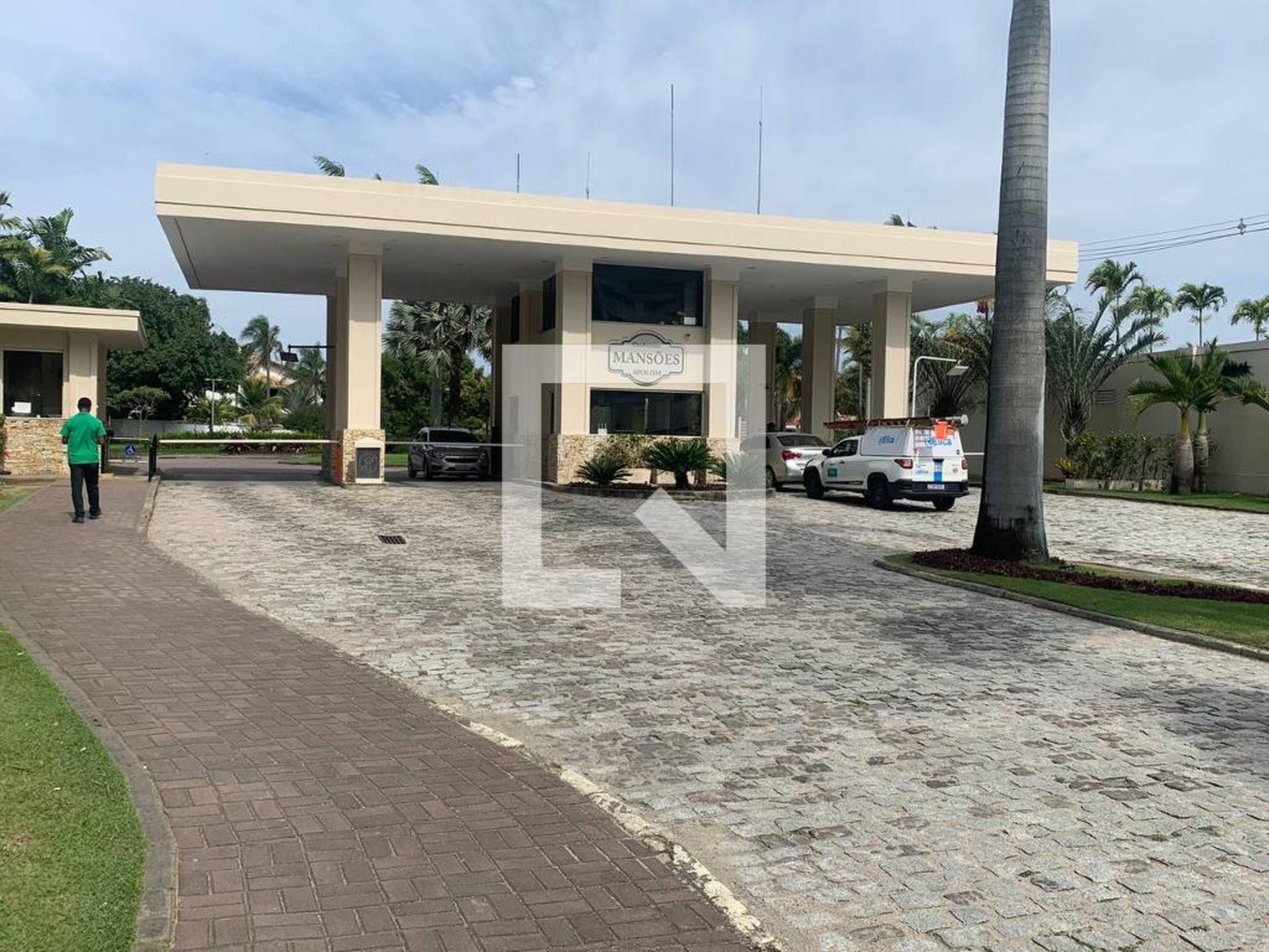 Fachada do Condomínio Condomínio em Rua Tales de Aquino Coelho, 325