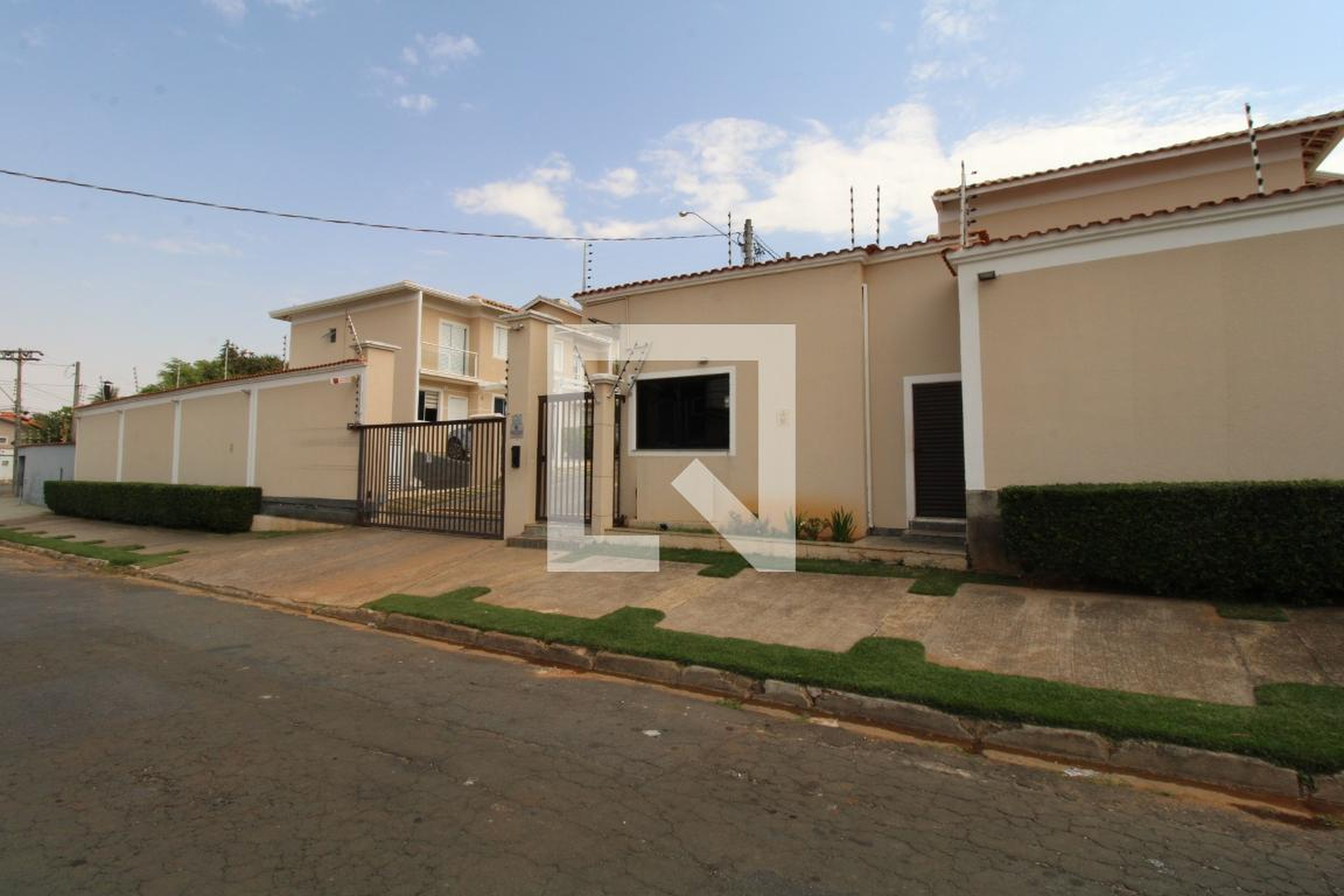 Fachada do Condomínio Condomínio Village Conrad