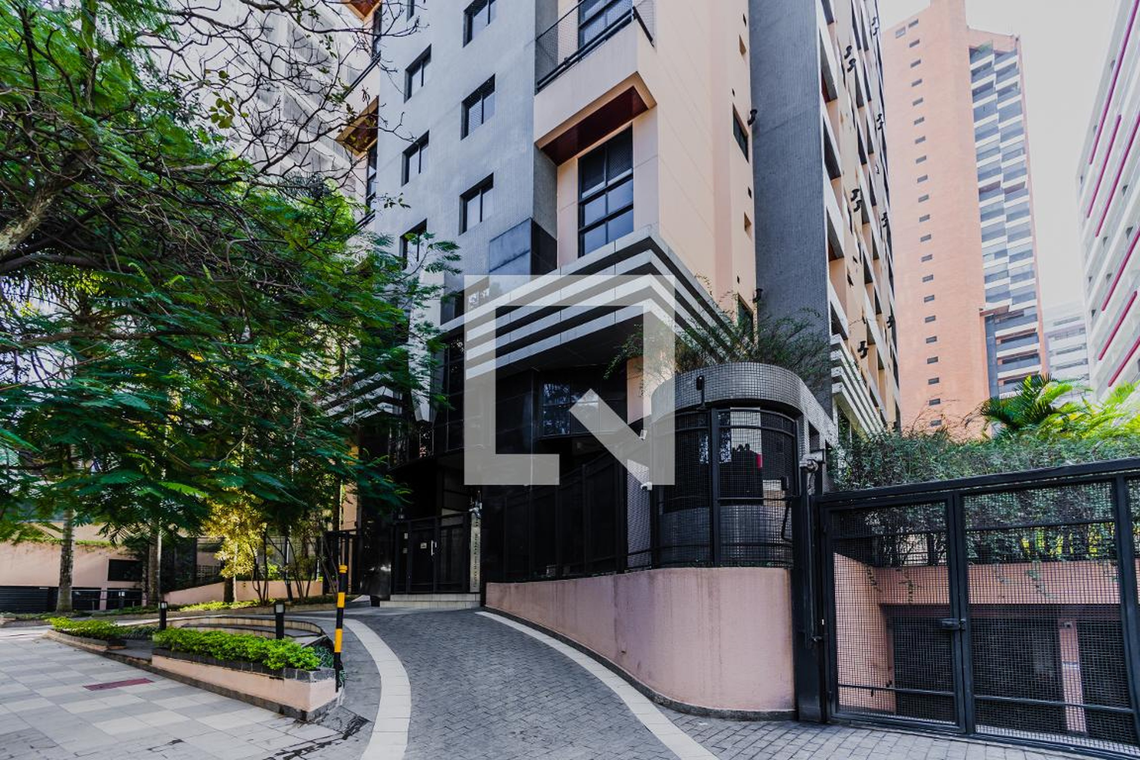 Fachada do Condomínio Edifício Duplex Home Pinheiros