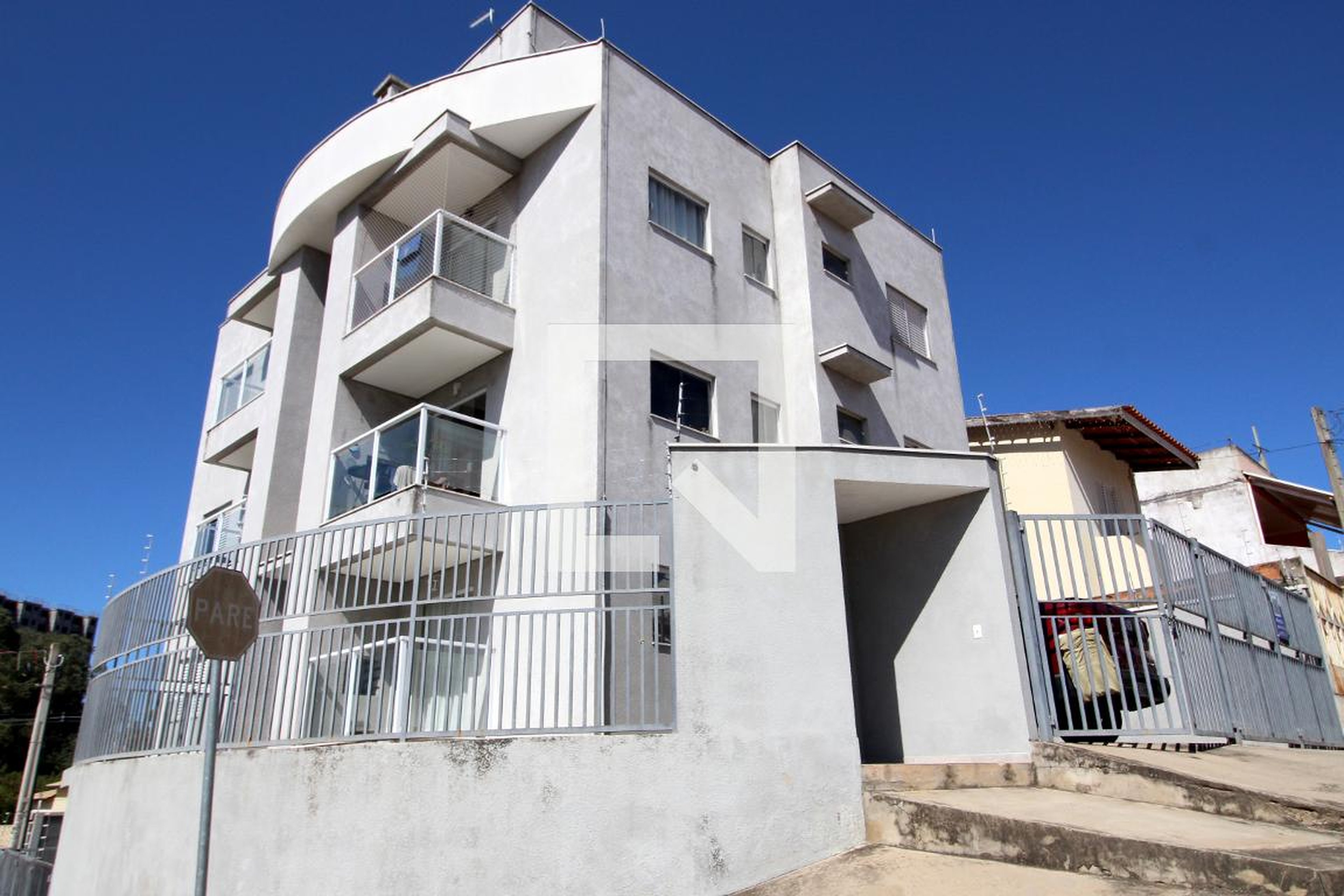 Fachada do Condomínio Condomínio em Rua Herminia Amaral Pignatta, 33