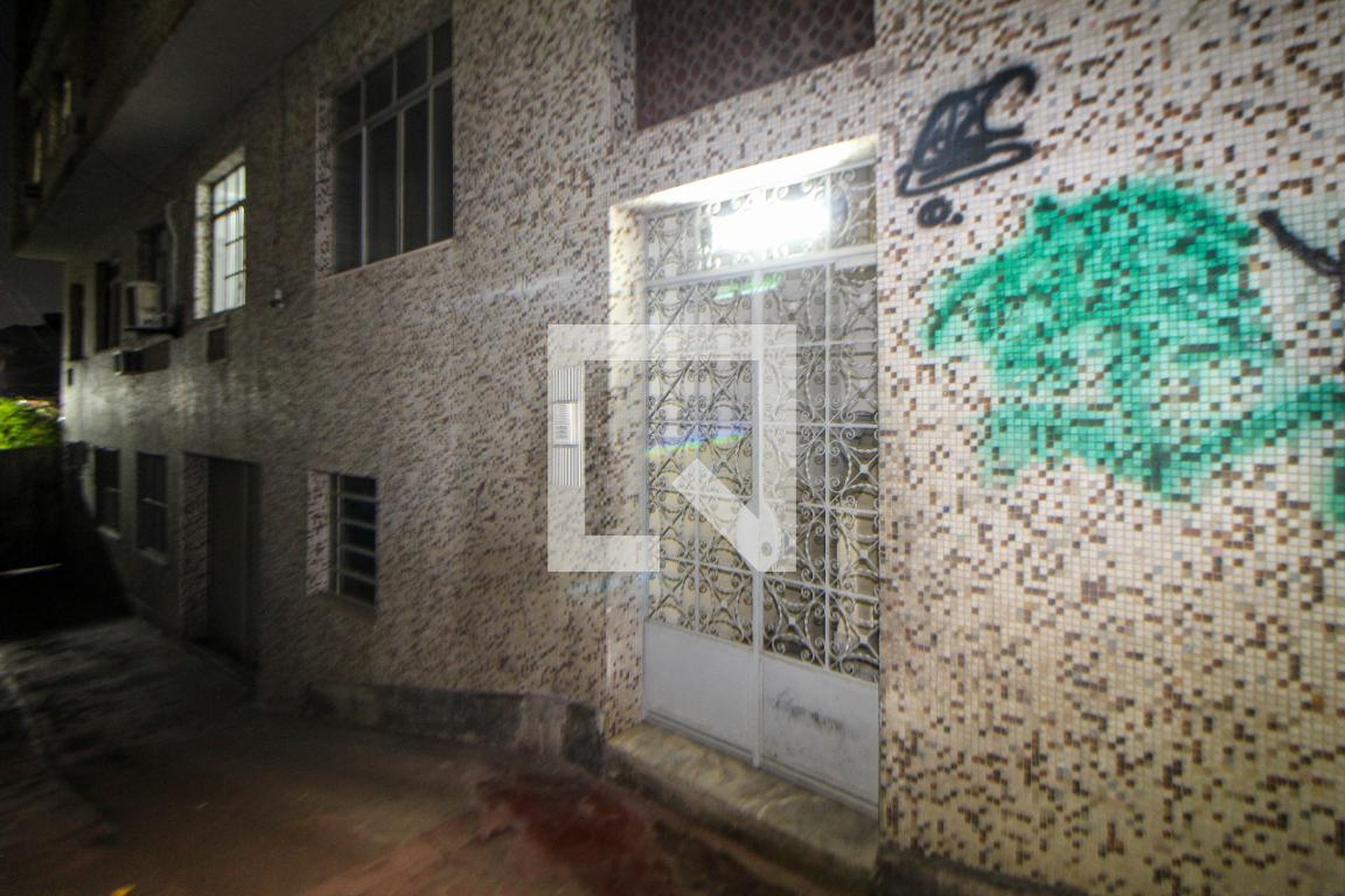 Fachada Condomínio em Rua Cadete Polônia, 444