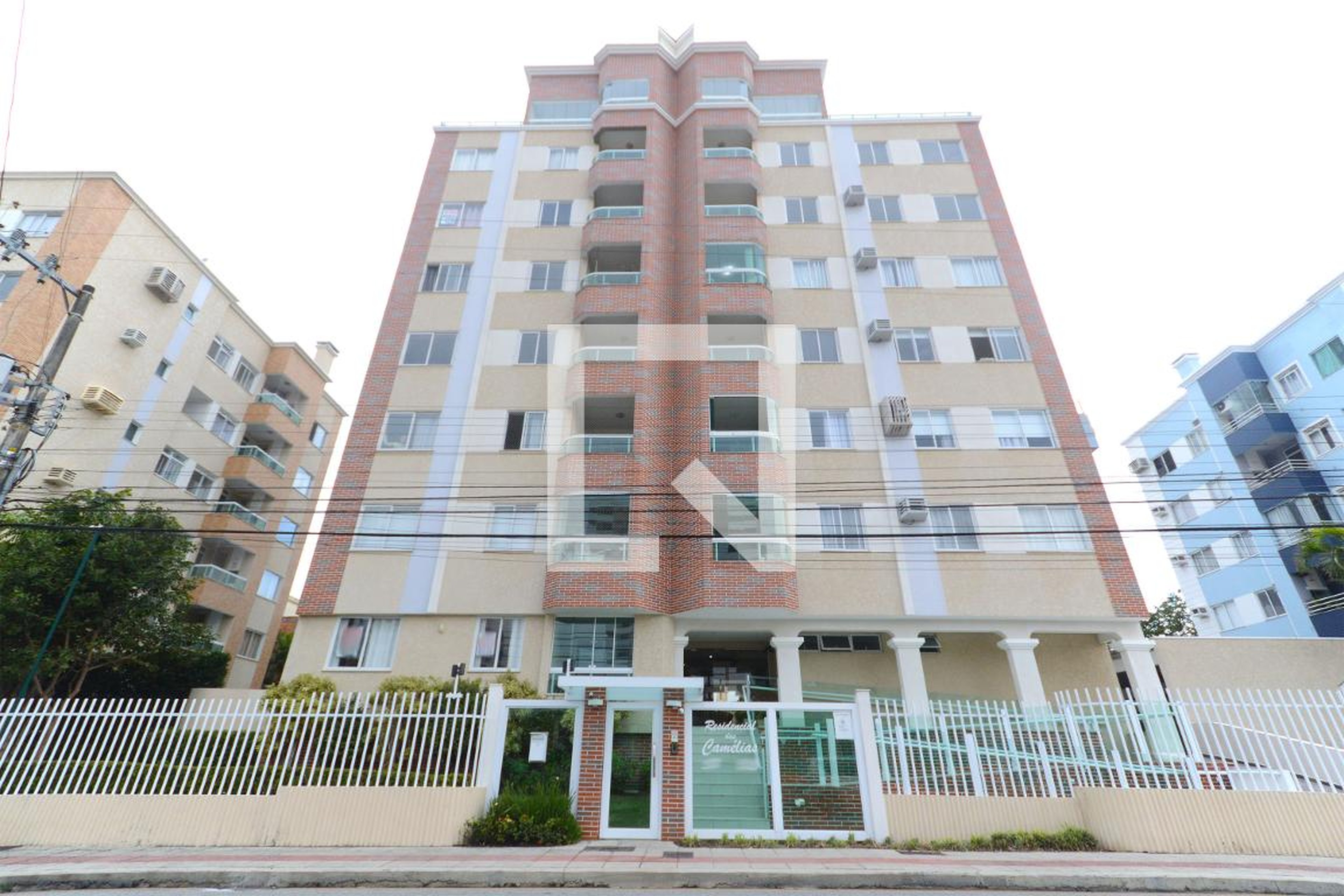 Fachada Condomínio em Rua Domingos Pedro Hermes, 505/555