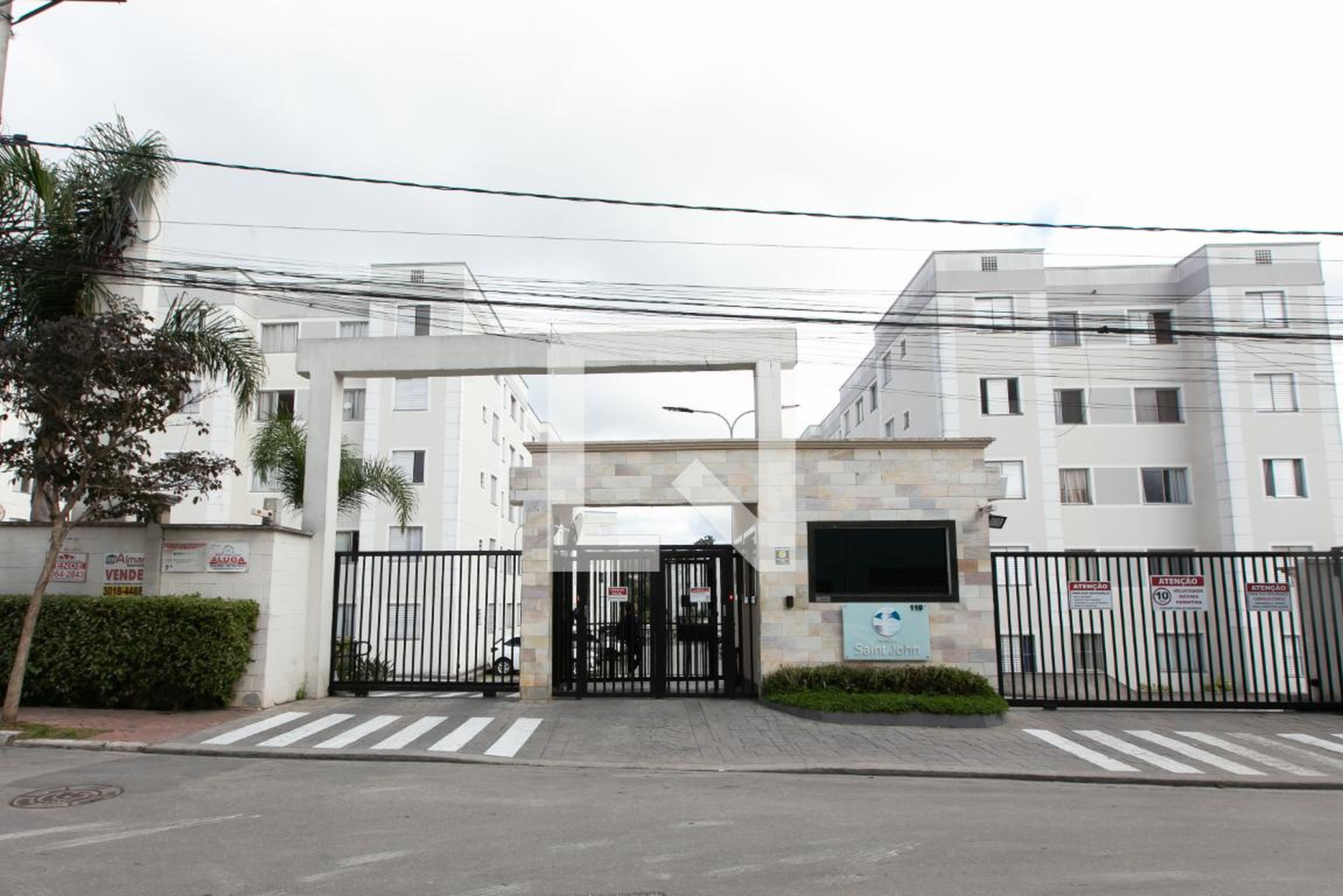 Fachada do Condomínio Condomínio Parque Saint John