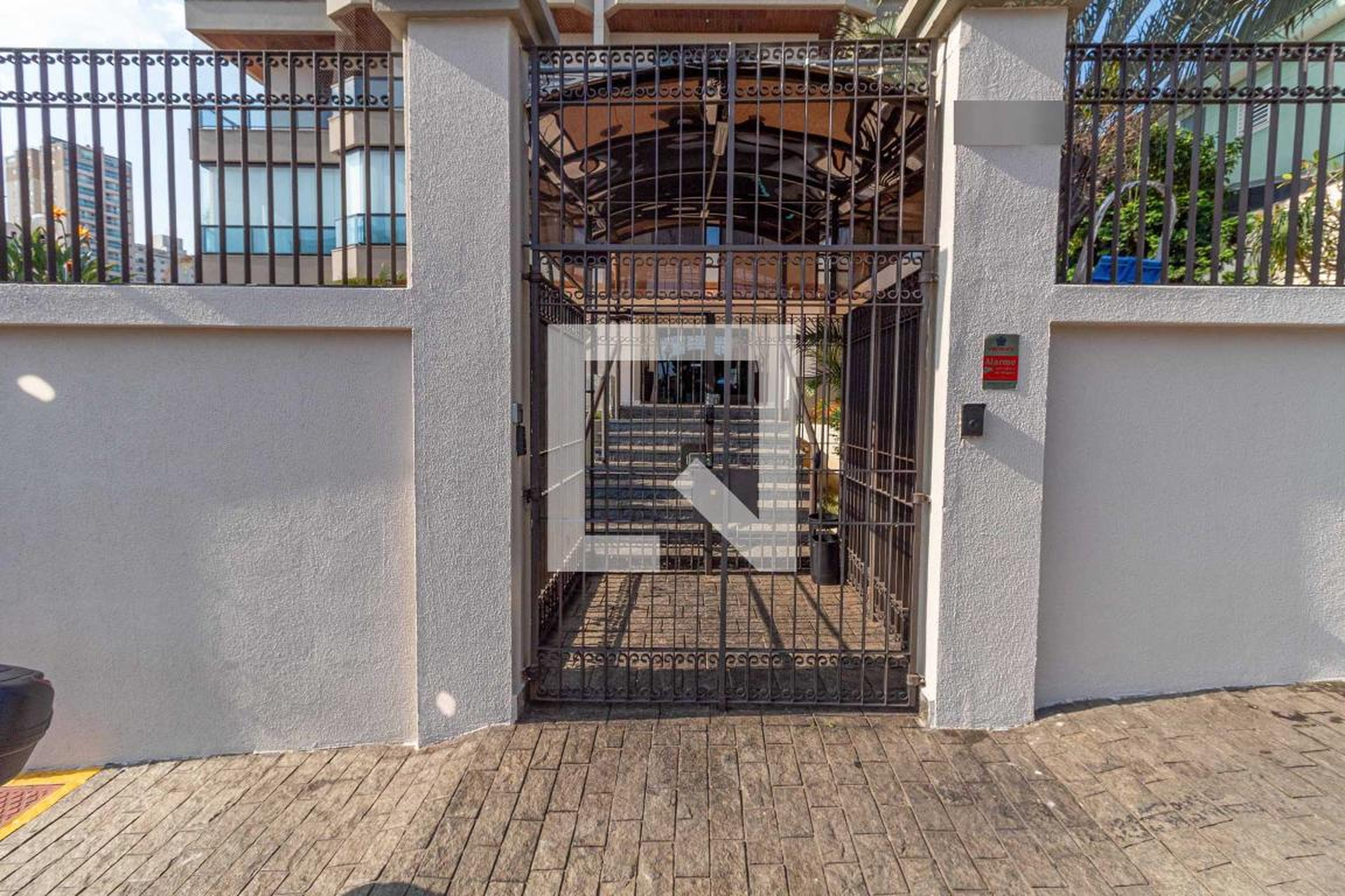 Fachada do Condomínio Edifício Isaura