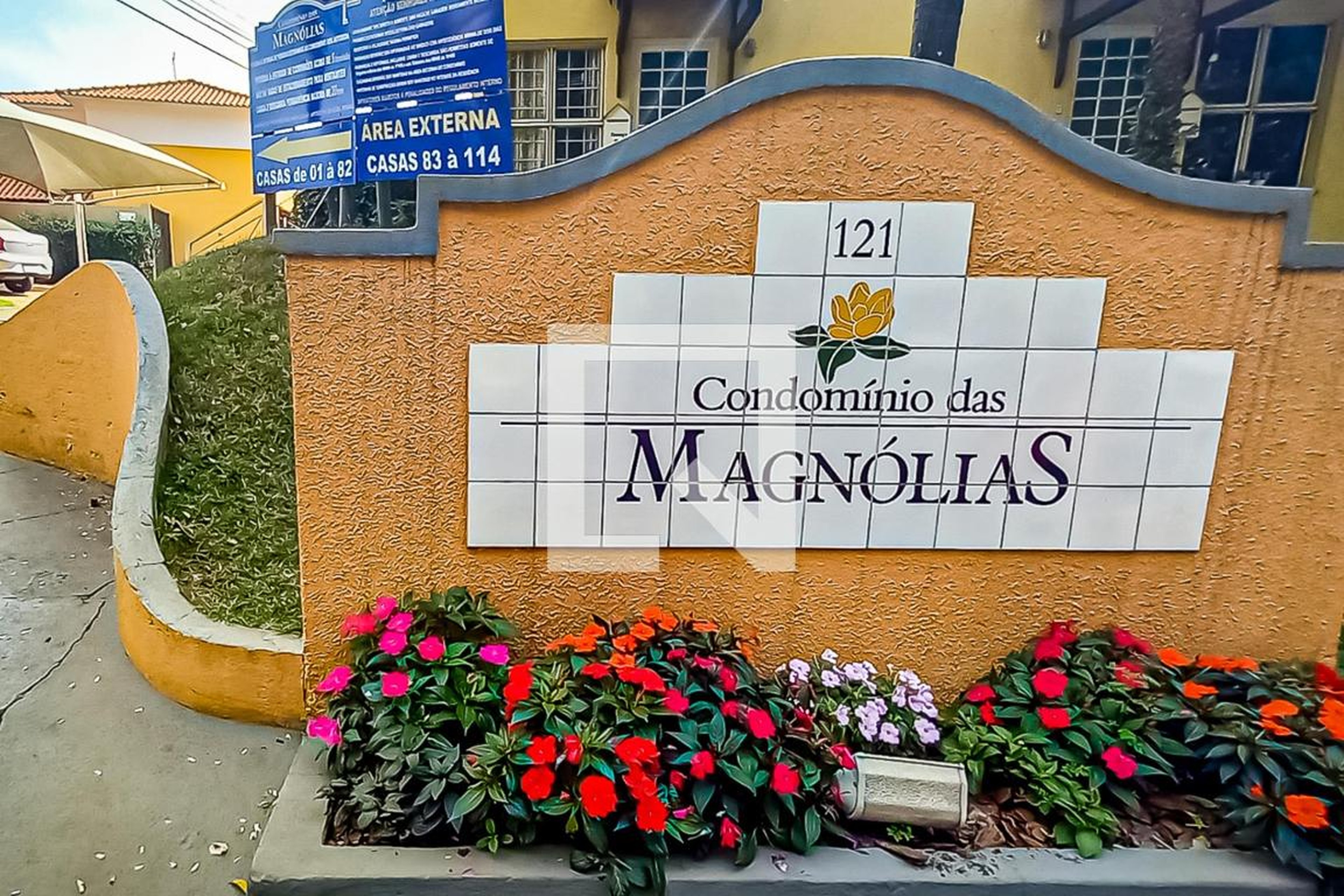 Fachada do Condomínio Condomínio Alecrins