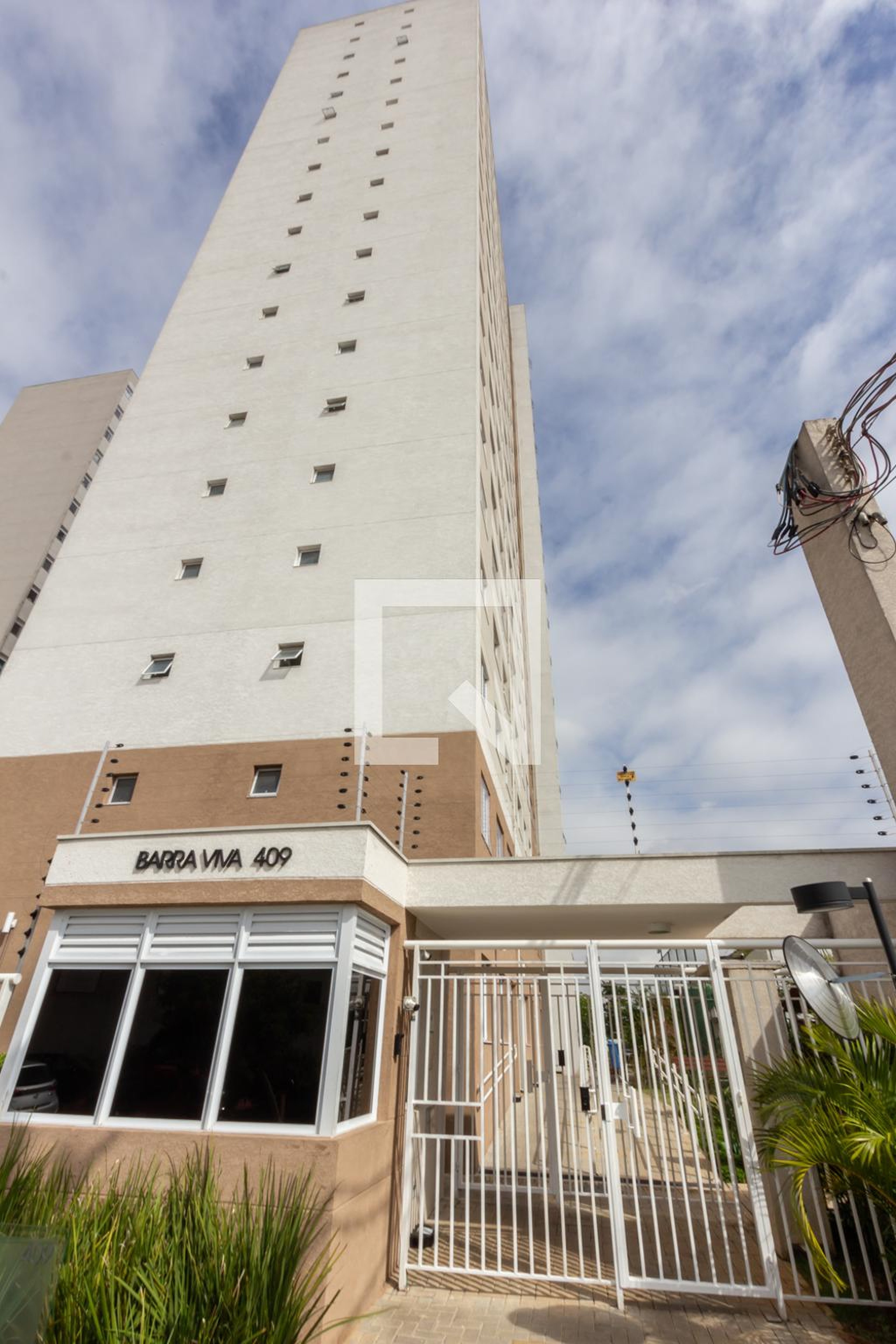 Fachada Condomínio em Rua Torres da Barra, 490