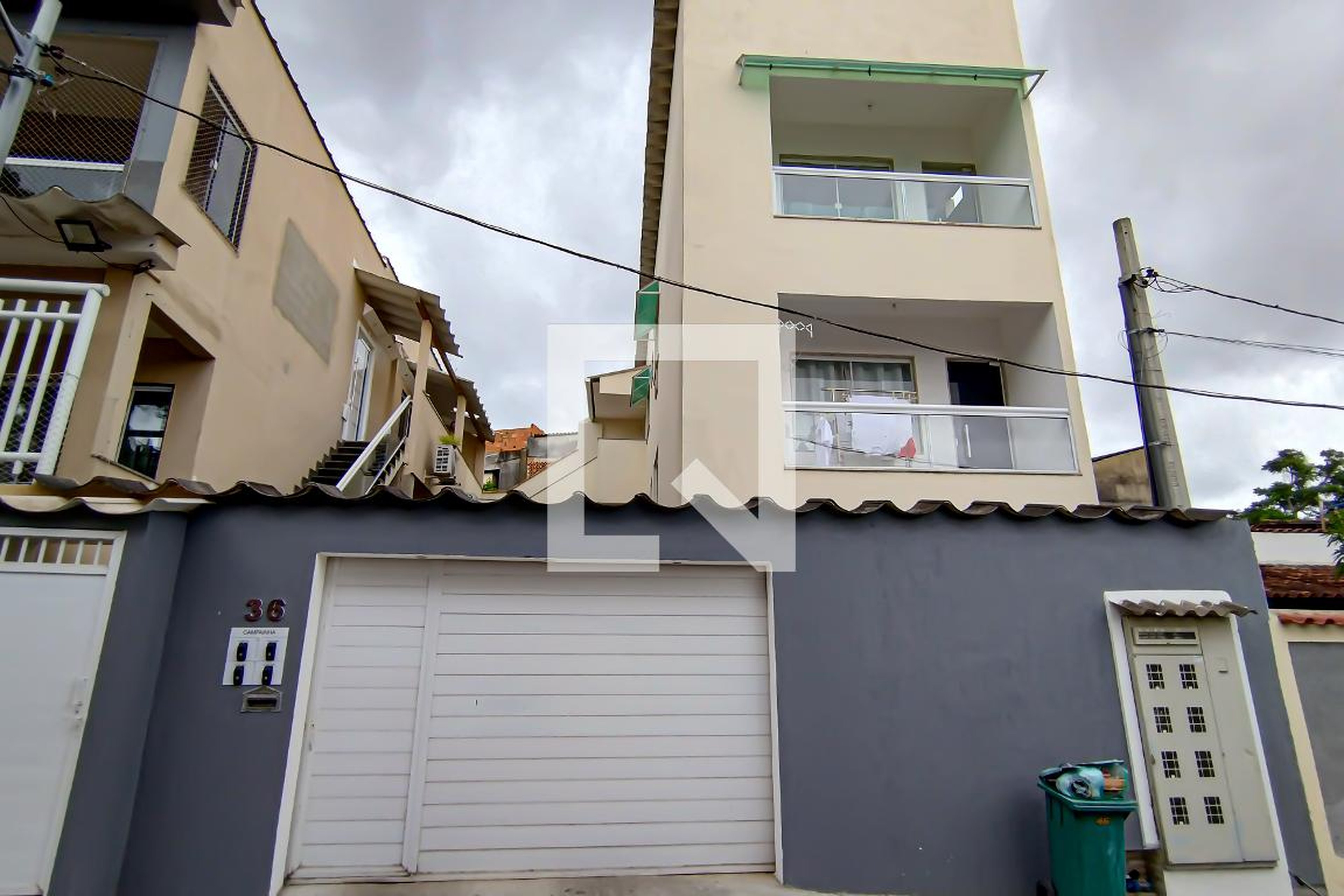 fachada Condomínio em Estrada do Outeiro Santo, 701