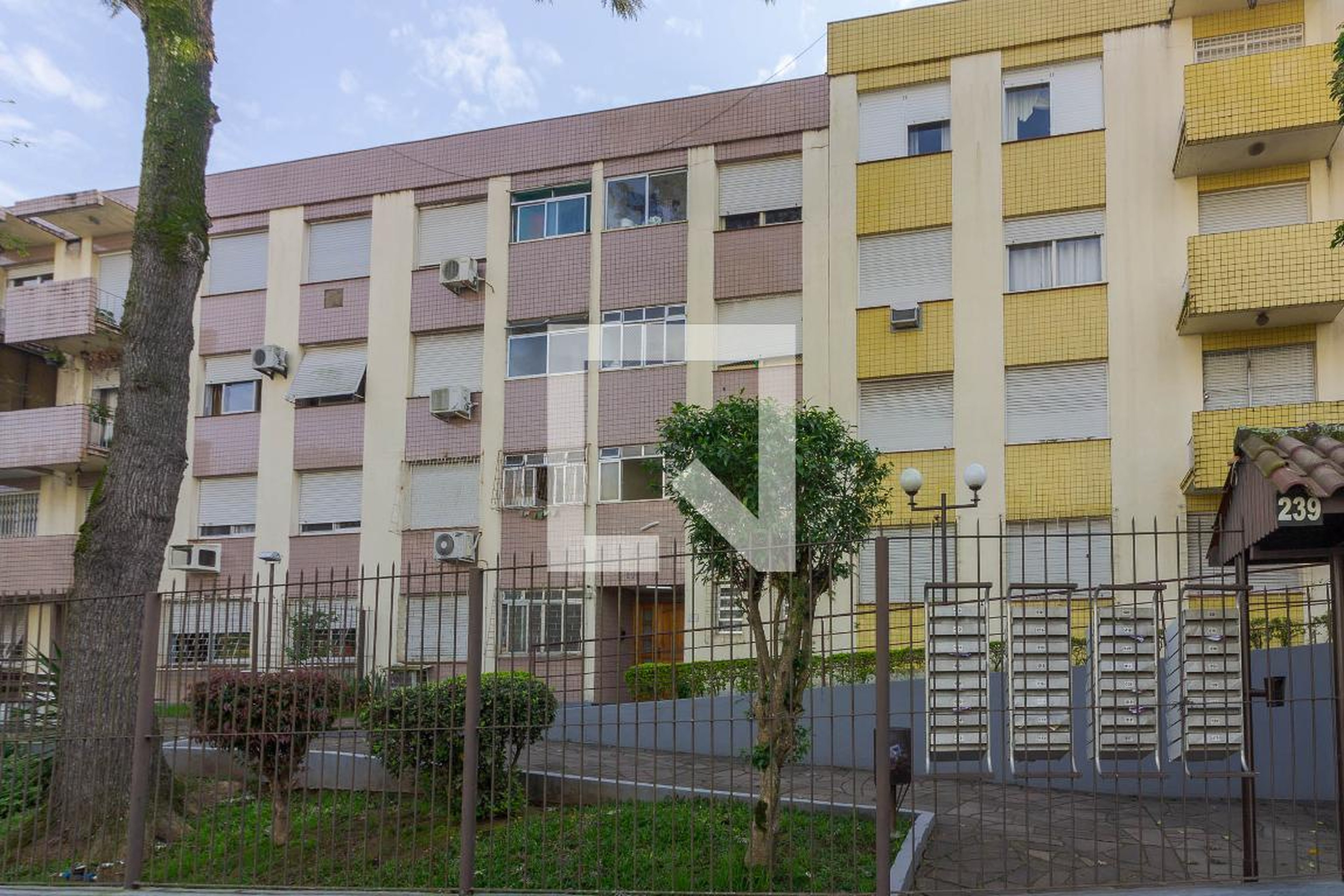 Fachada Condomínio em Rua Domingos Seguézio, 239