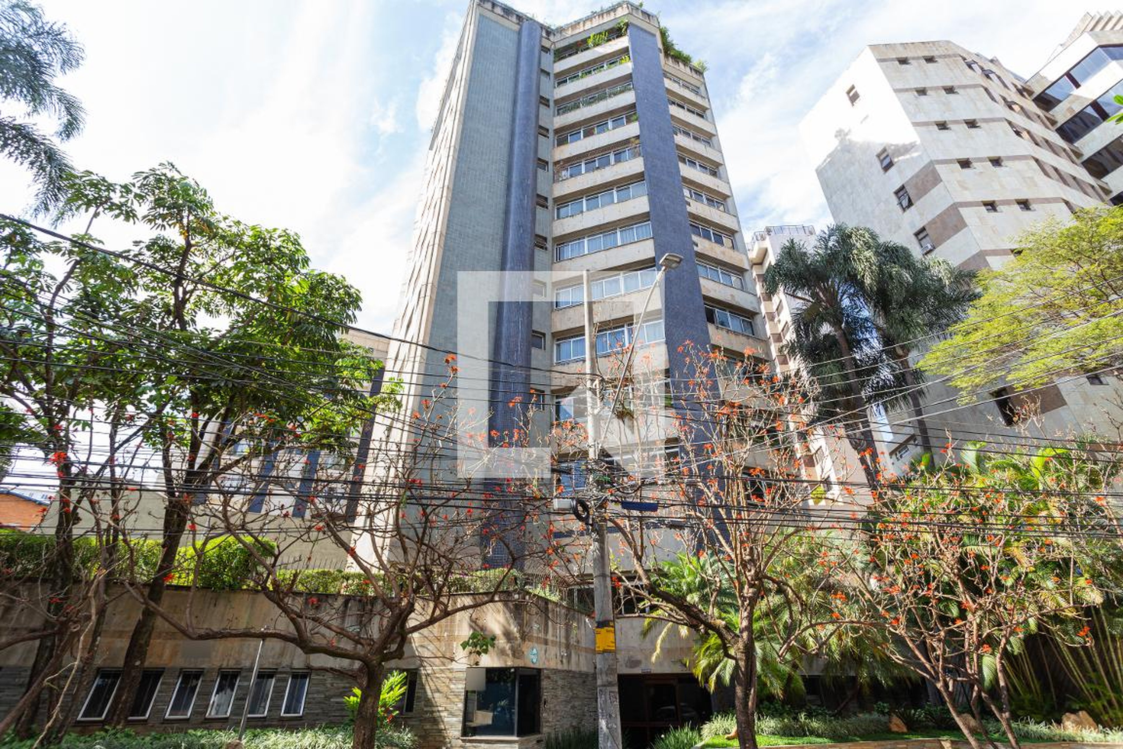 Fachada Condomínio em Rua Santa Maria Itabira, 339