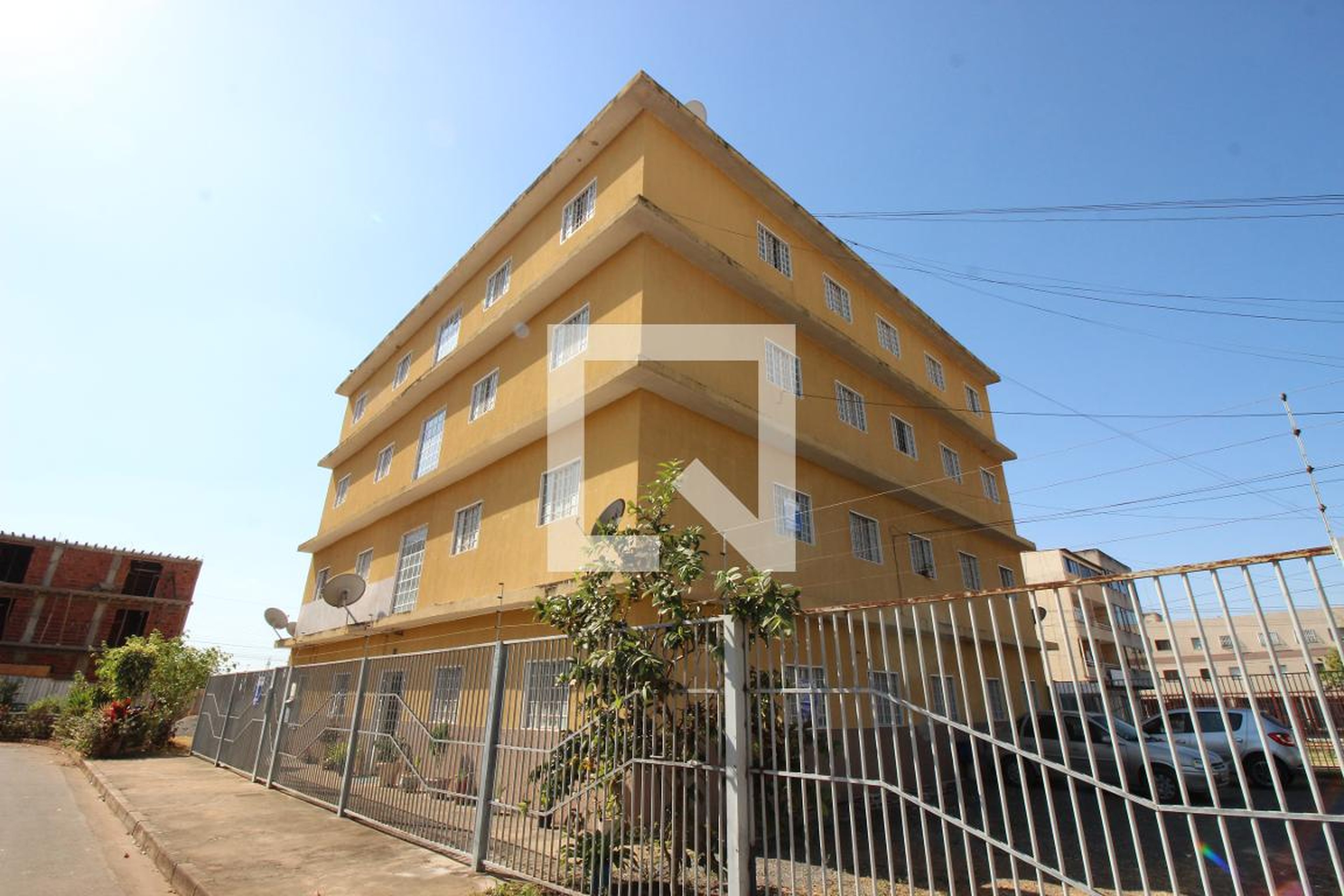 Fachada Condomínio Lote 5 Prédio Amarelo