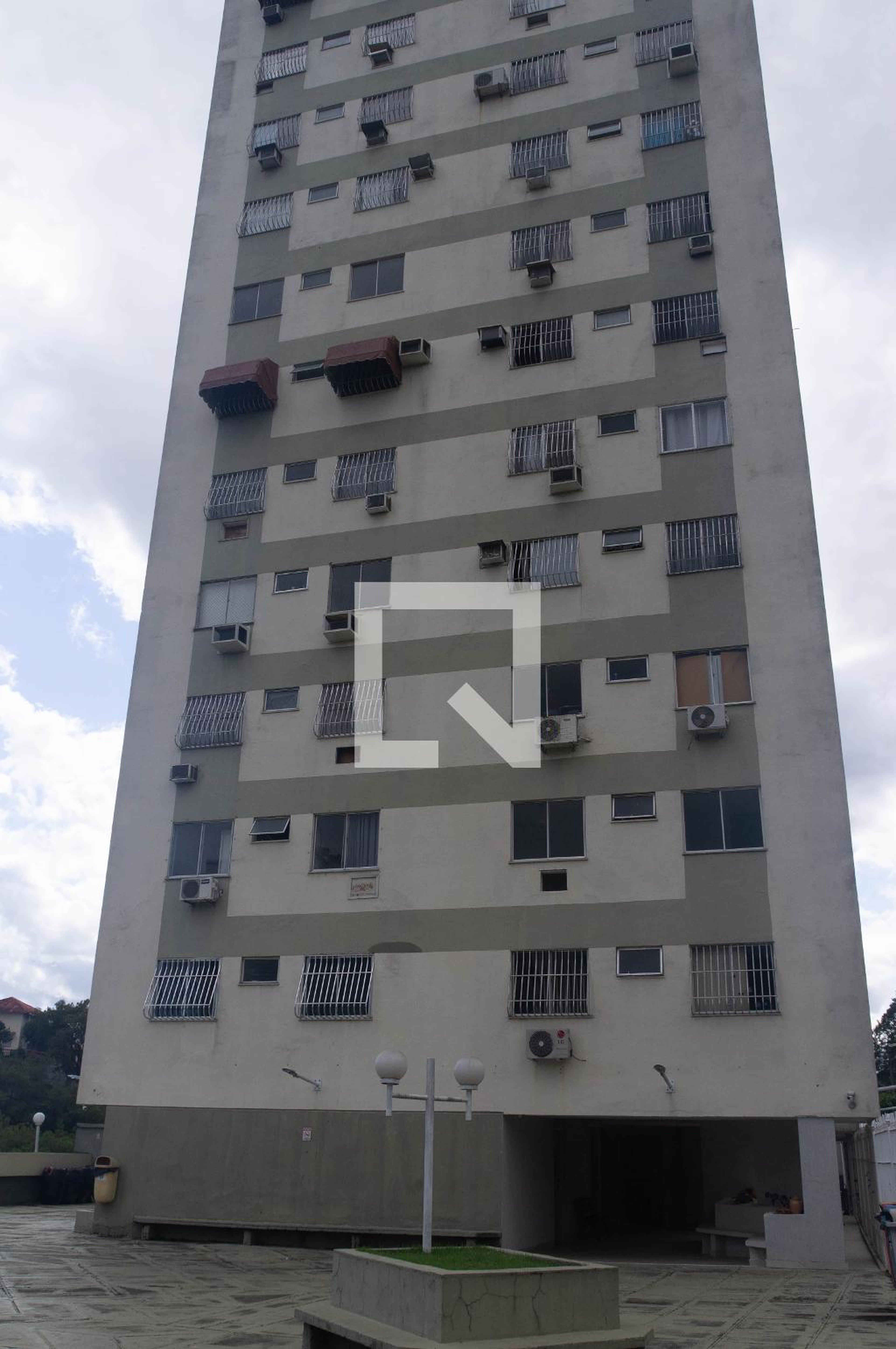 Fachada Condomínio em Rua Desembargador Fernandes Pinheiro, 66