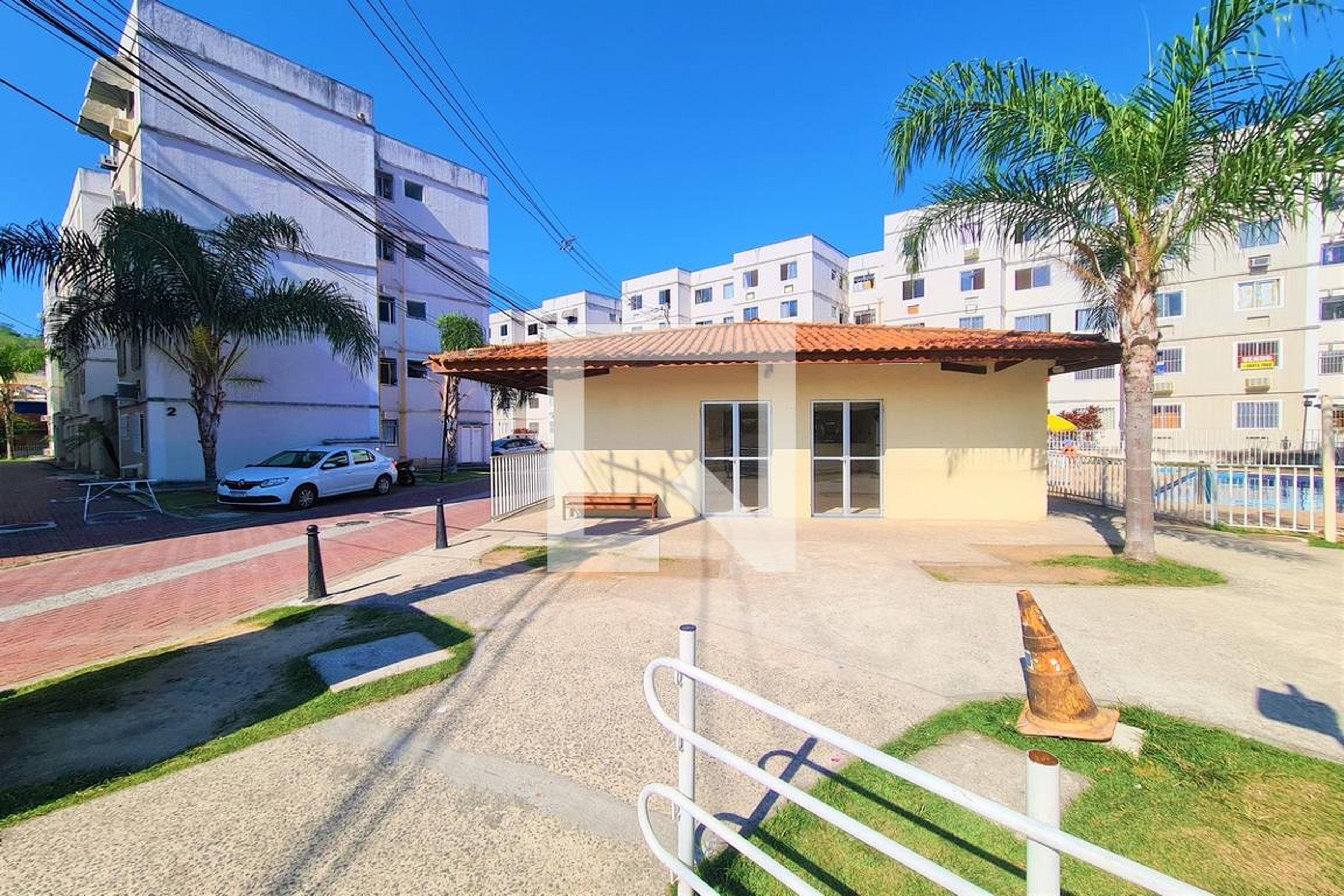 Fachada Condomínio em Rua Moacir de Almeida, 20      611