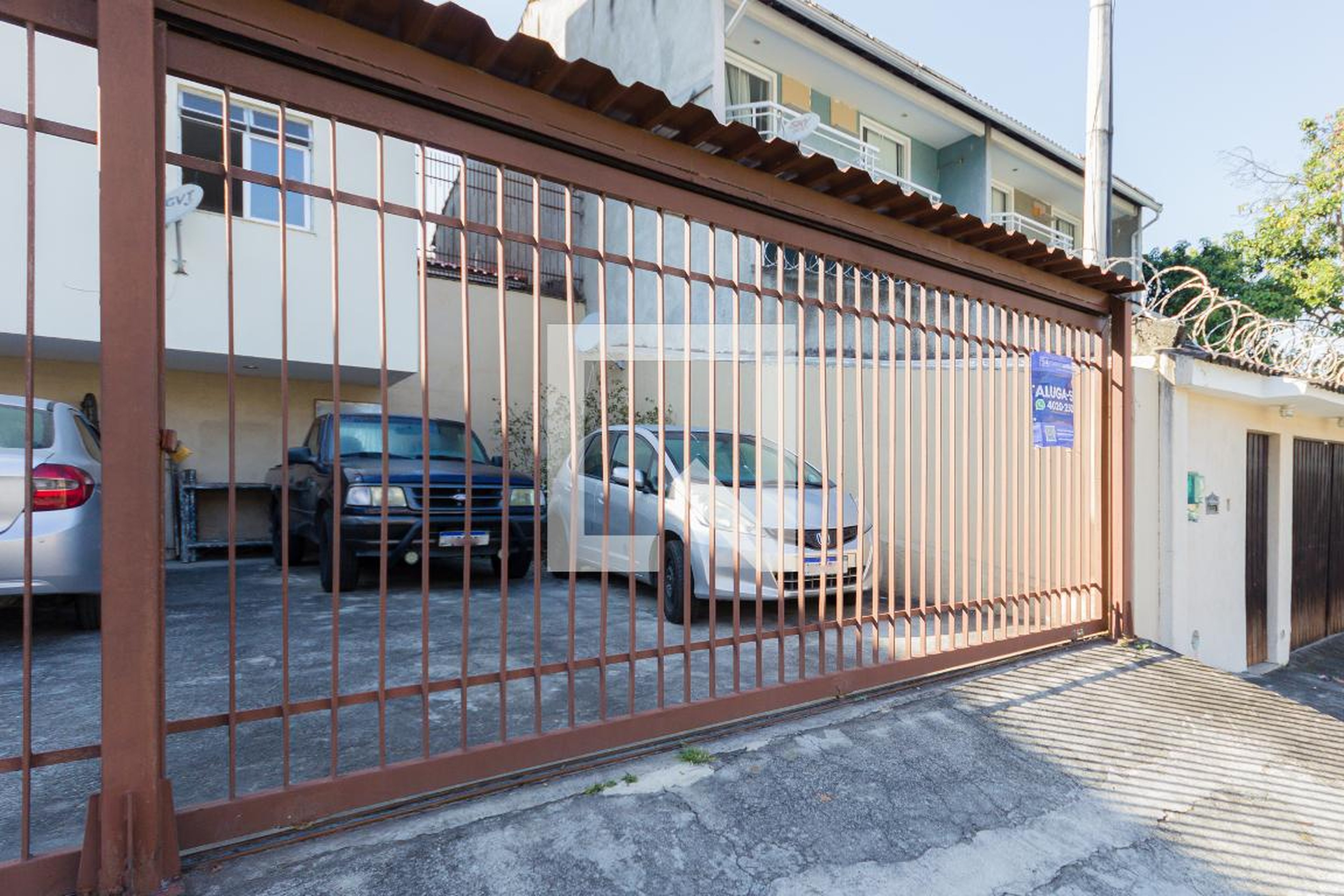 Fachada Condomínio em Rua Doná Flôr, 240