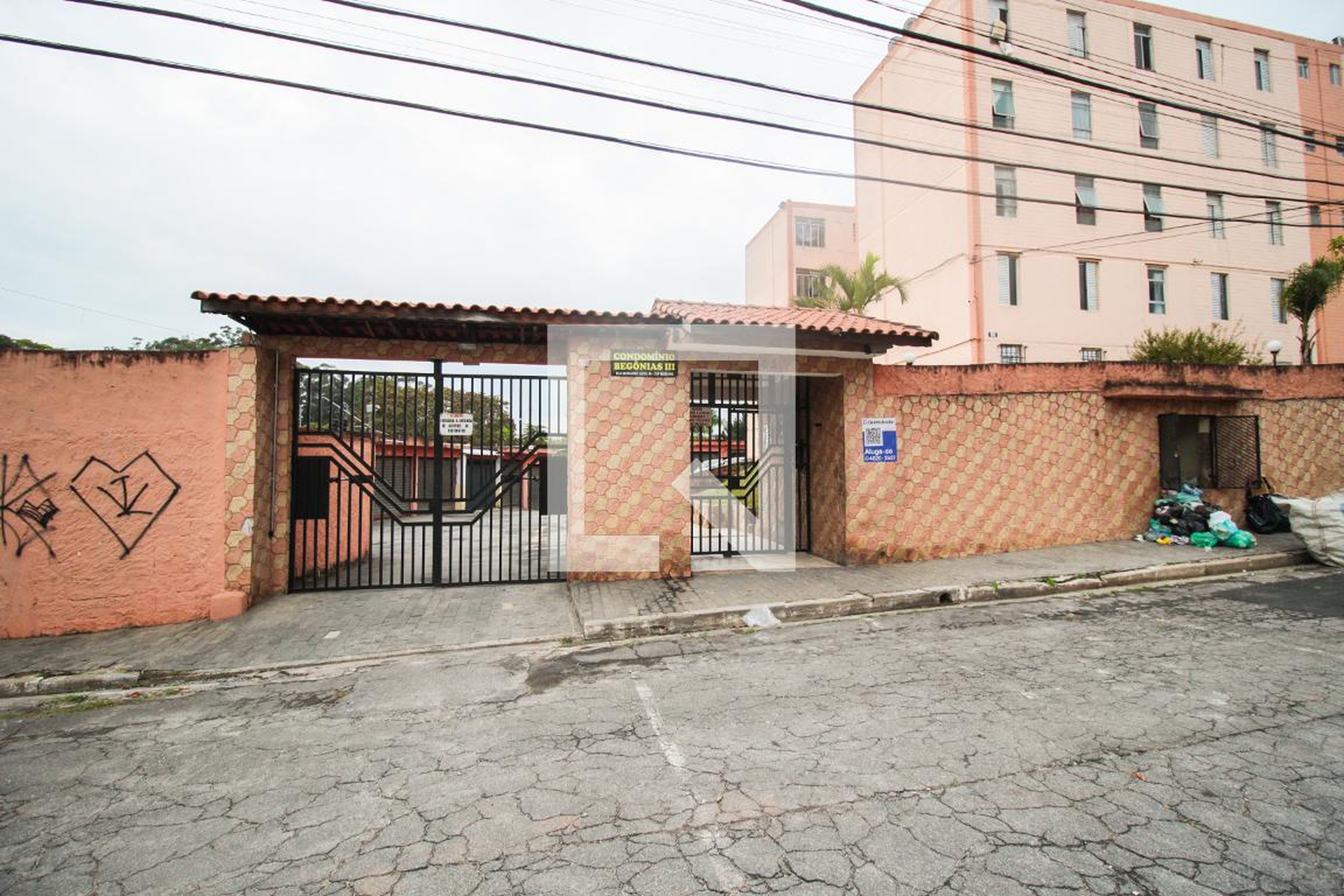 Fachada do Condomínio Condomínio em Rua Bernardo Leon, 65