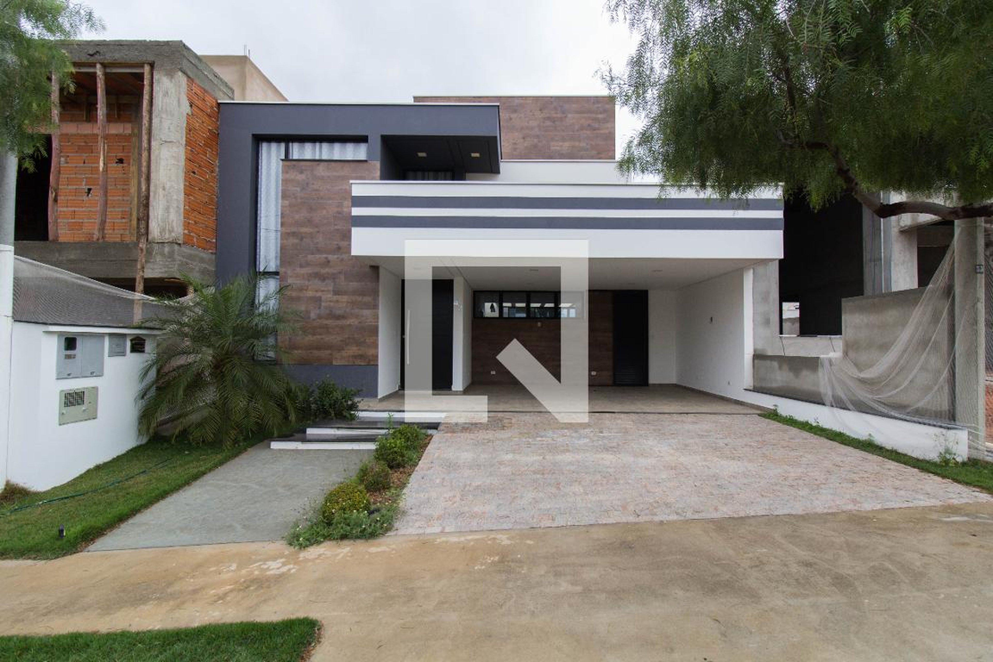 Fachada Condomínio em Rua Abrão Mahuad, 43