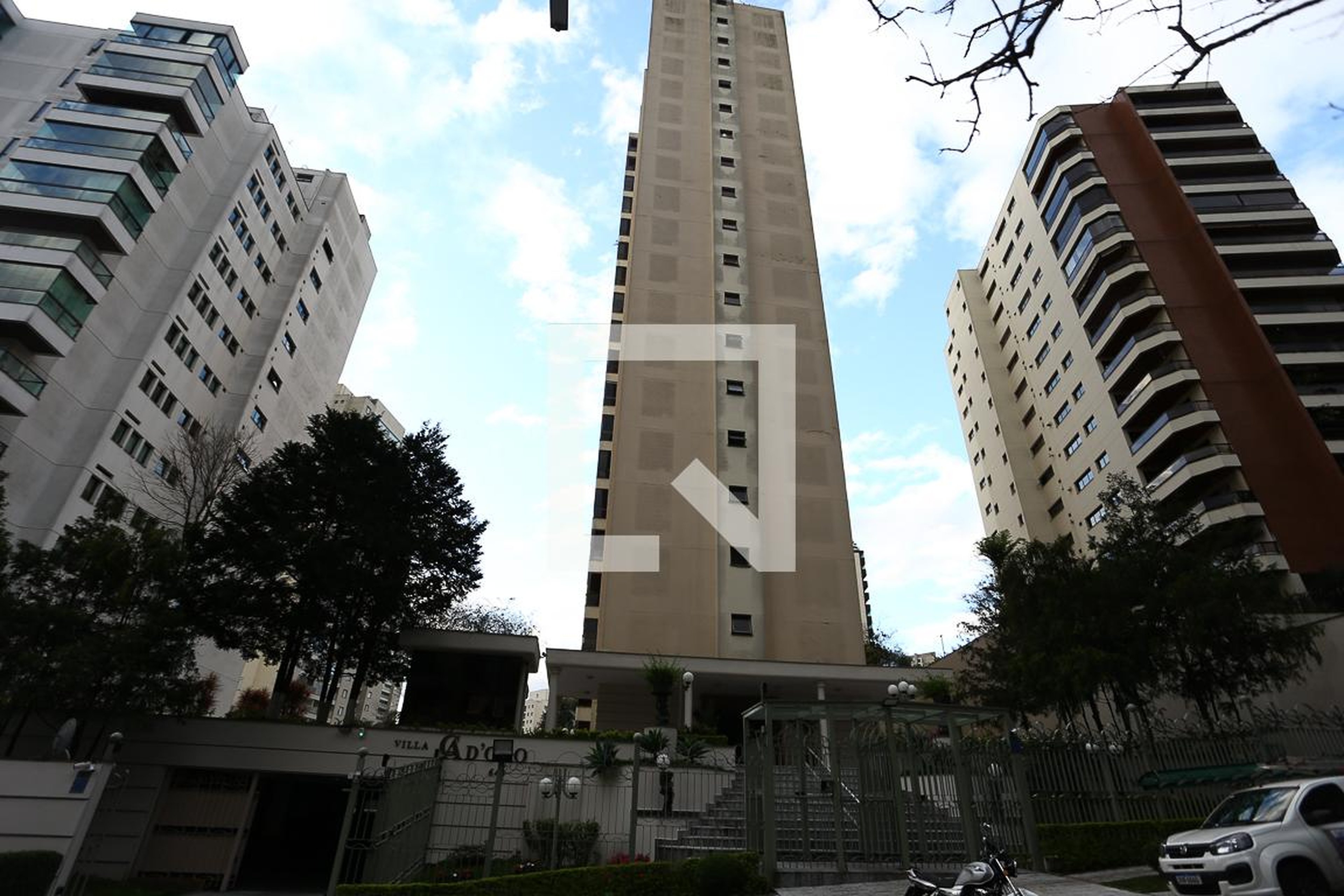Fachada do Condomínio Condomínio Villa Cadoro