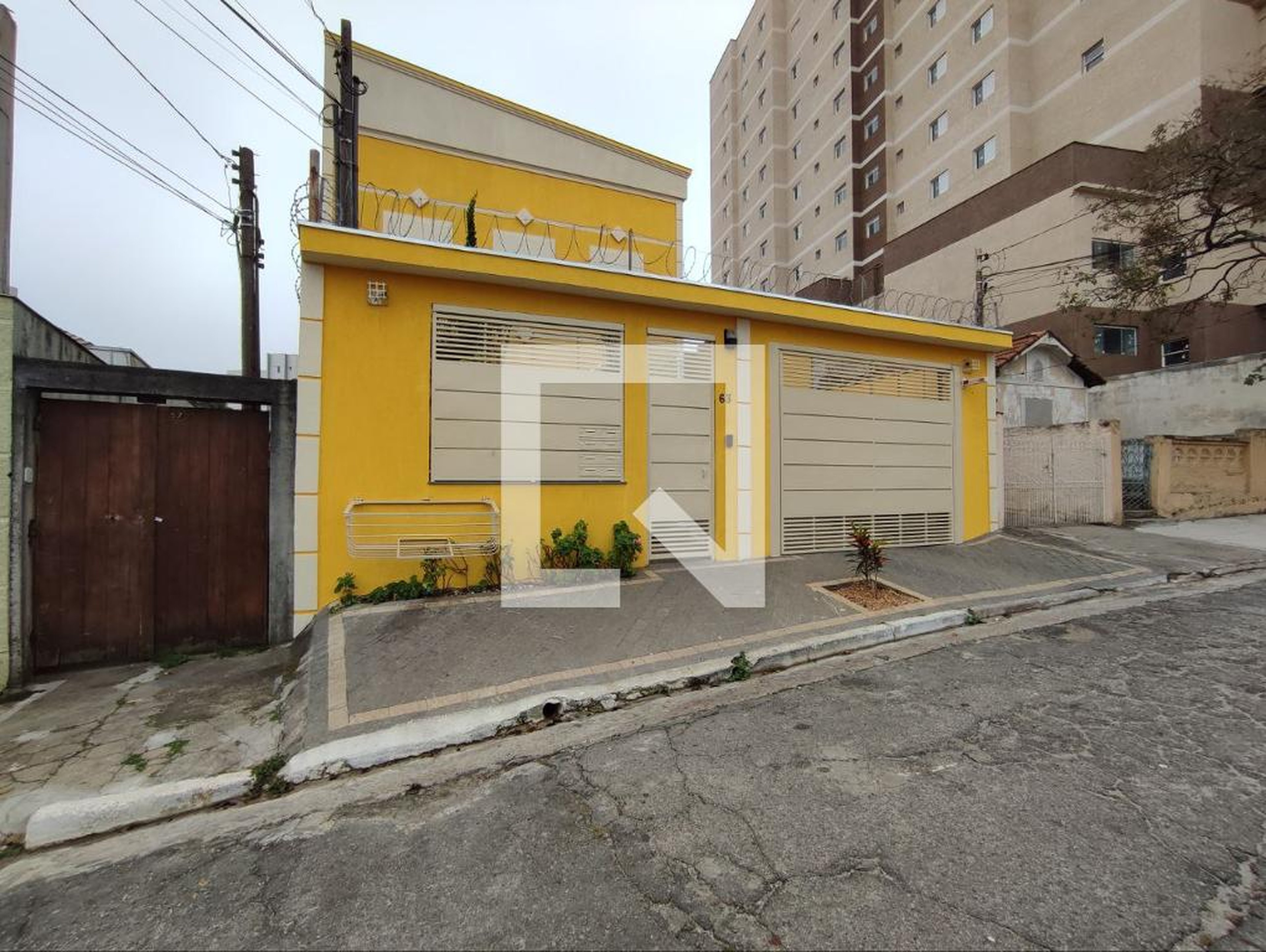 Fachada Condomínio em Rua Almeida Brandão, 63