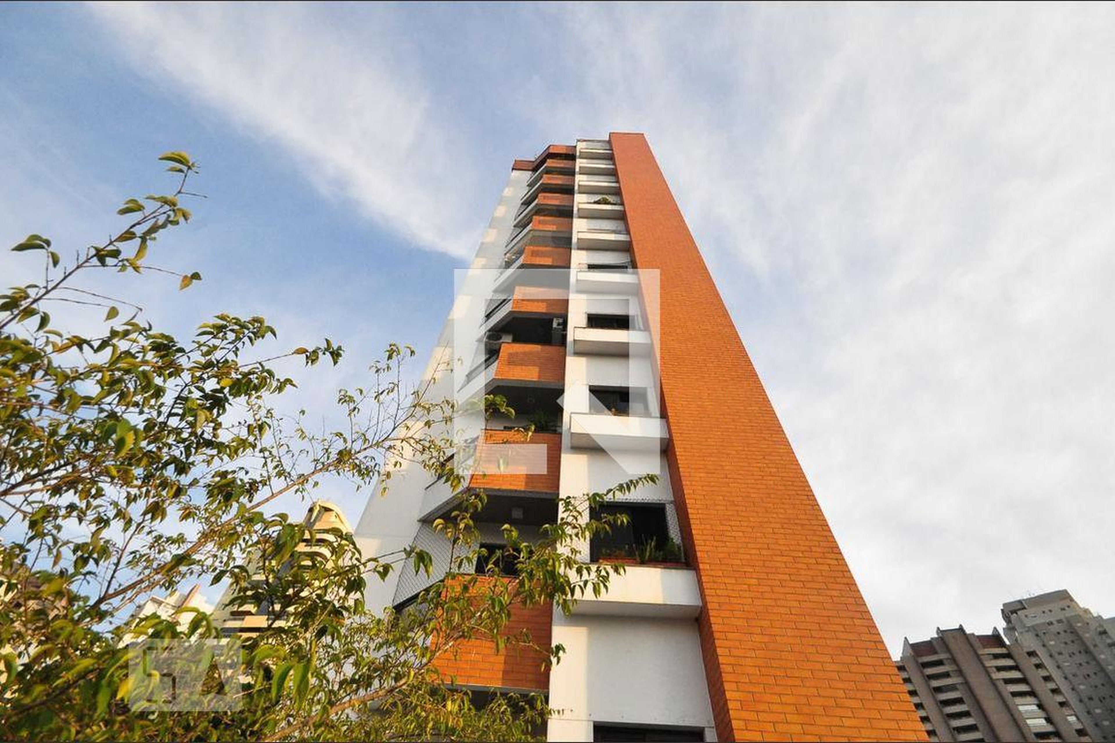 Fachada Condomínio em Rua Domingos Lopes da Silva, 272