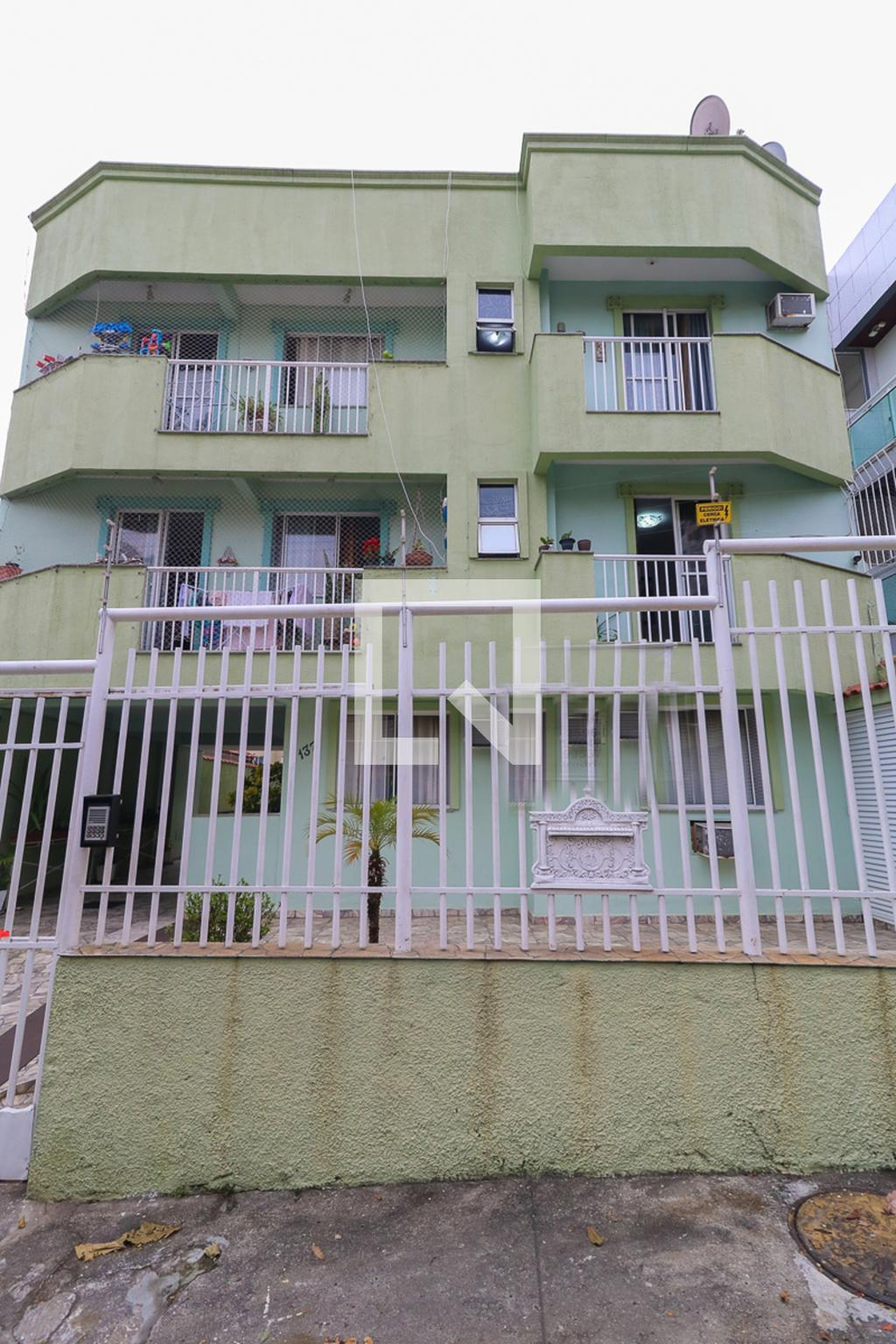 Fachada Condomínio em Rua Teixeira de Carvalho, 137