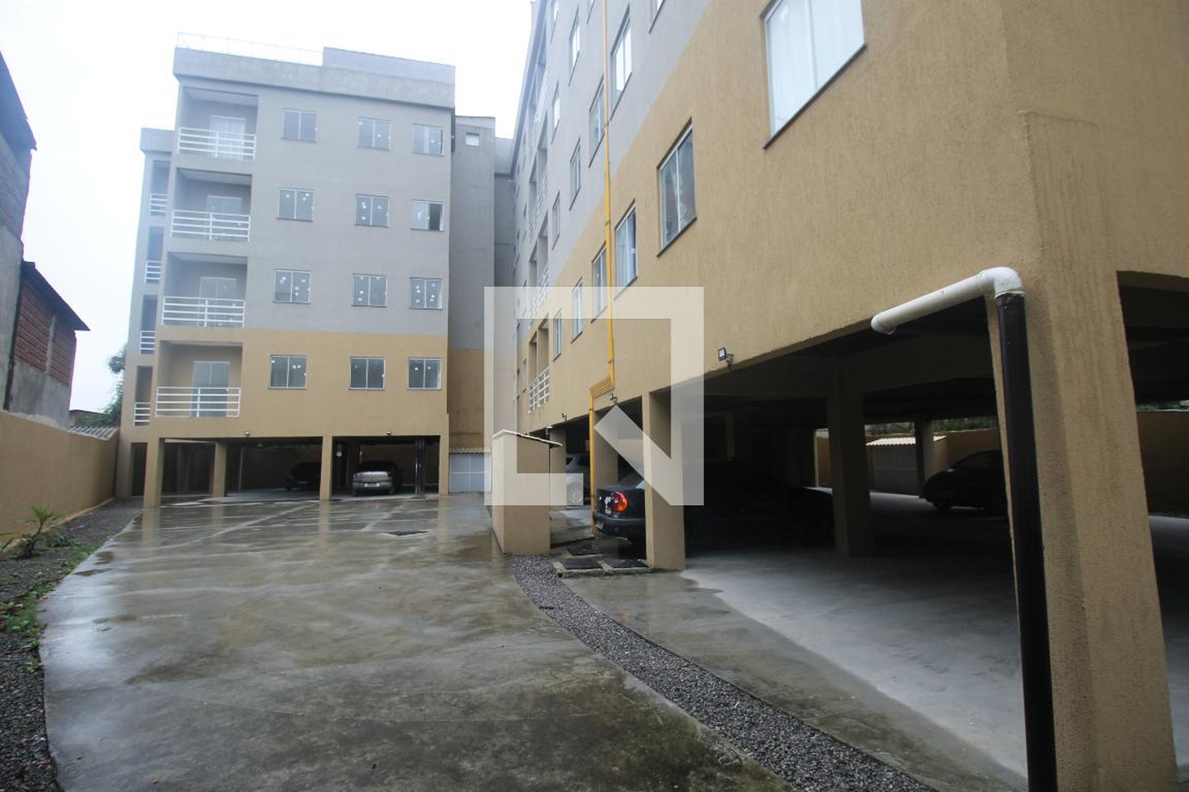 Fachada Condomínio em Rua Itaocara, 366