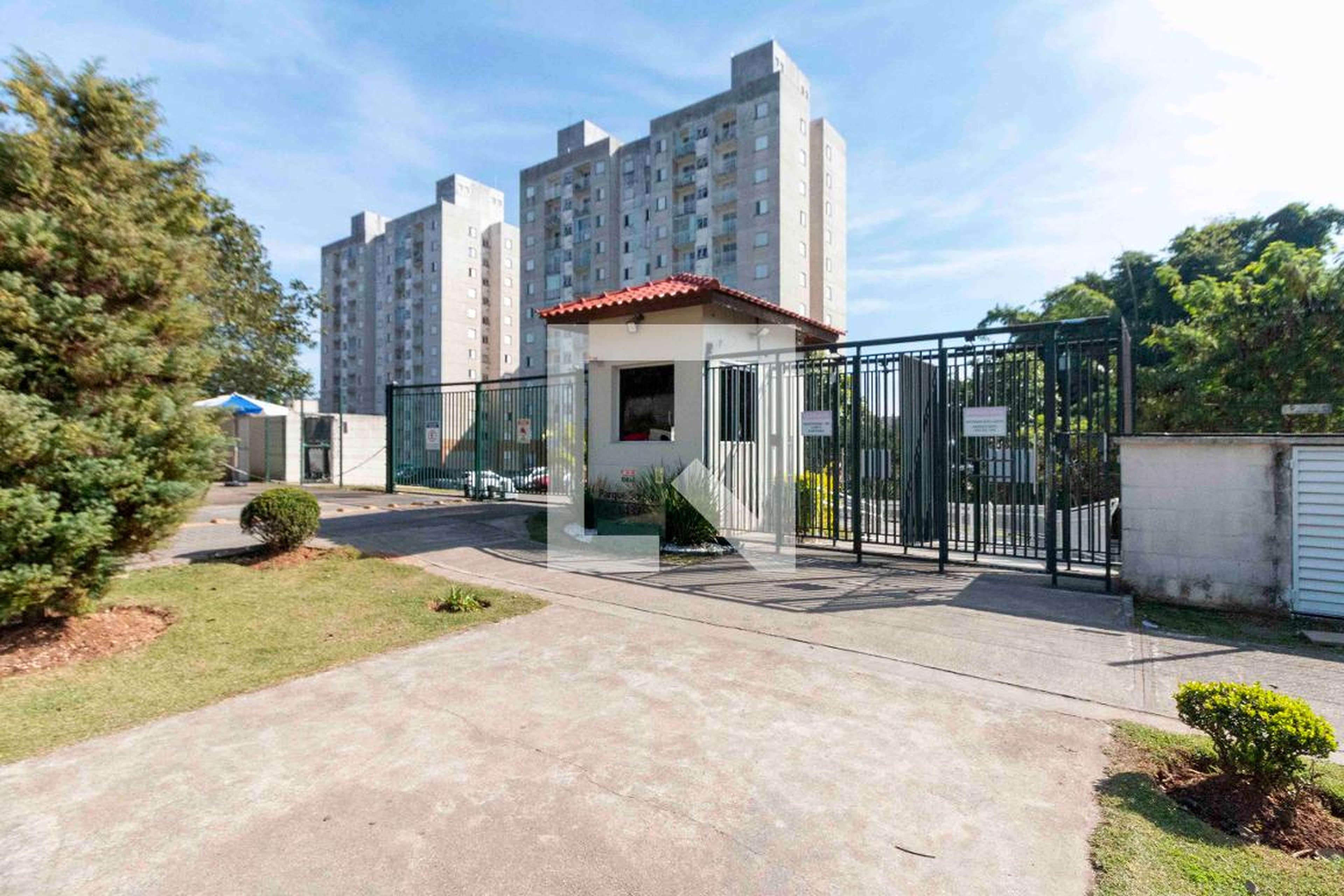 Fachada Condomínio em Rua Agrimensor Sugaya, 94