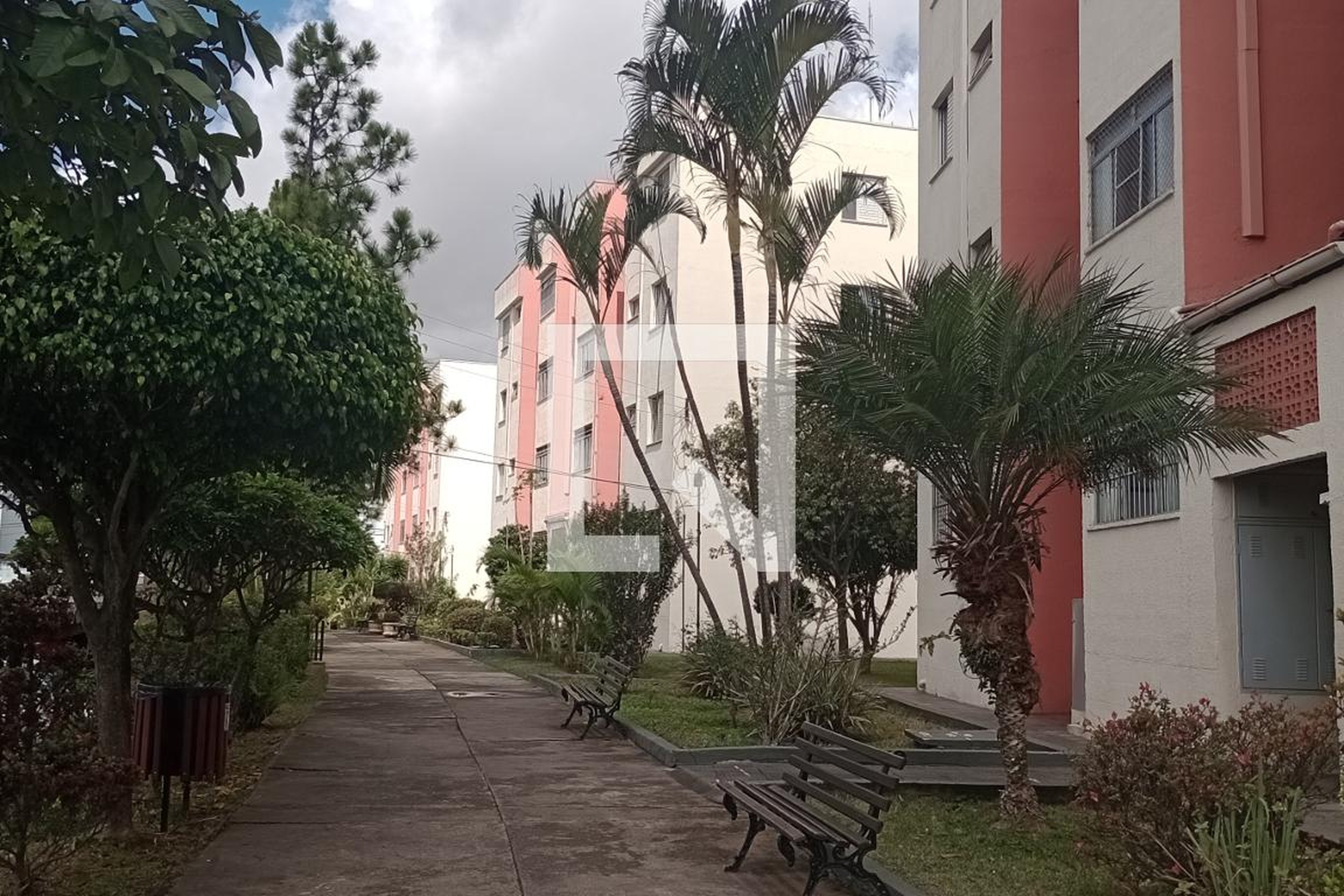 Fachada do Condomínio Condomínio em Rua Ribeira do Pombal, 27/51