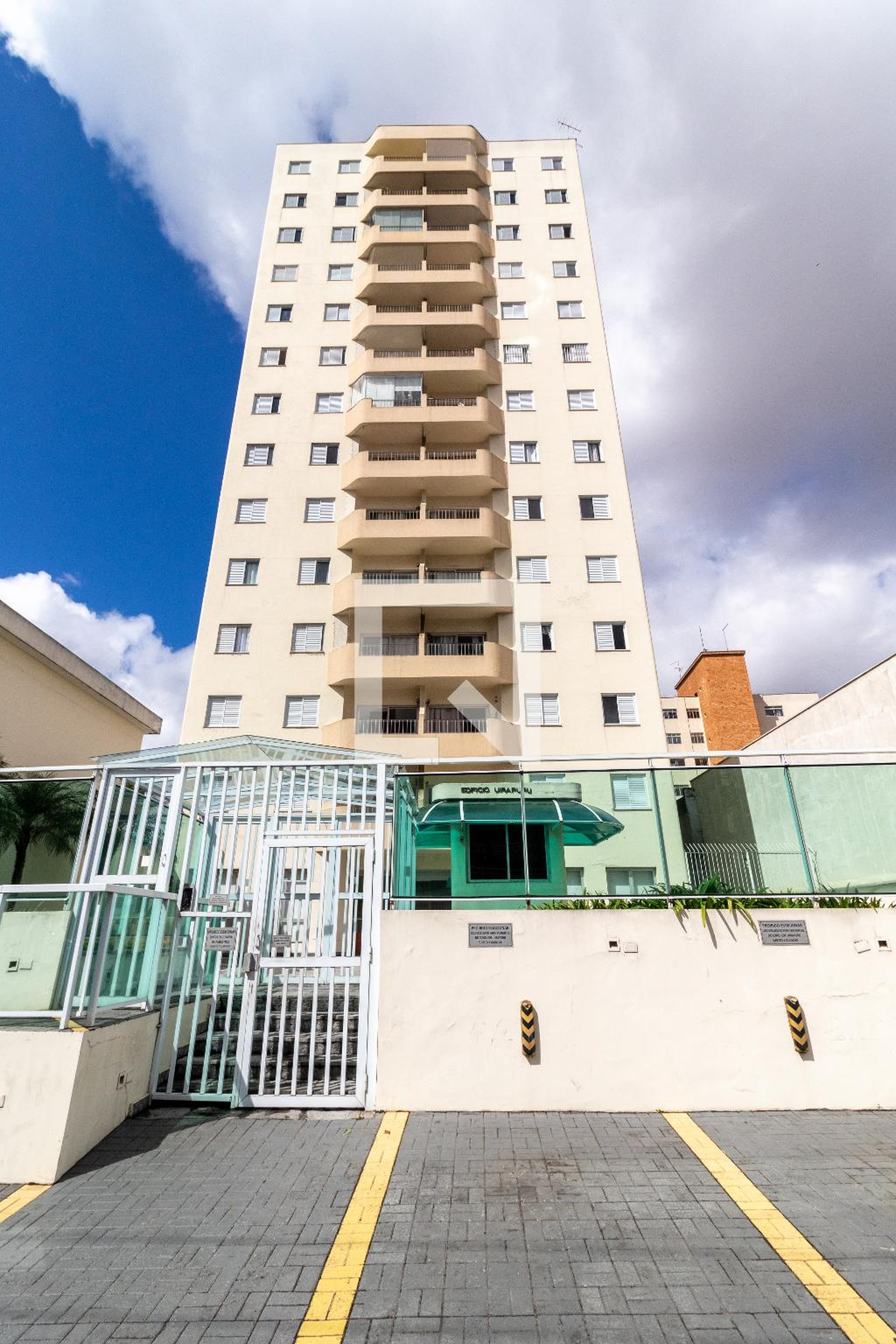 Fachada do Condomínio Condomínio Uirapuru