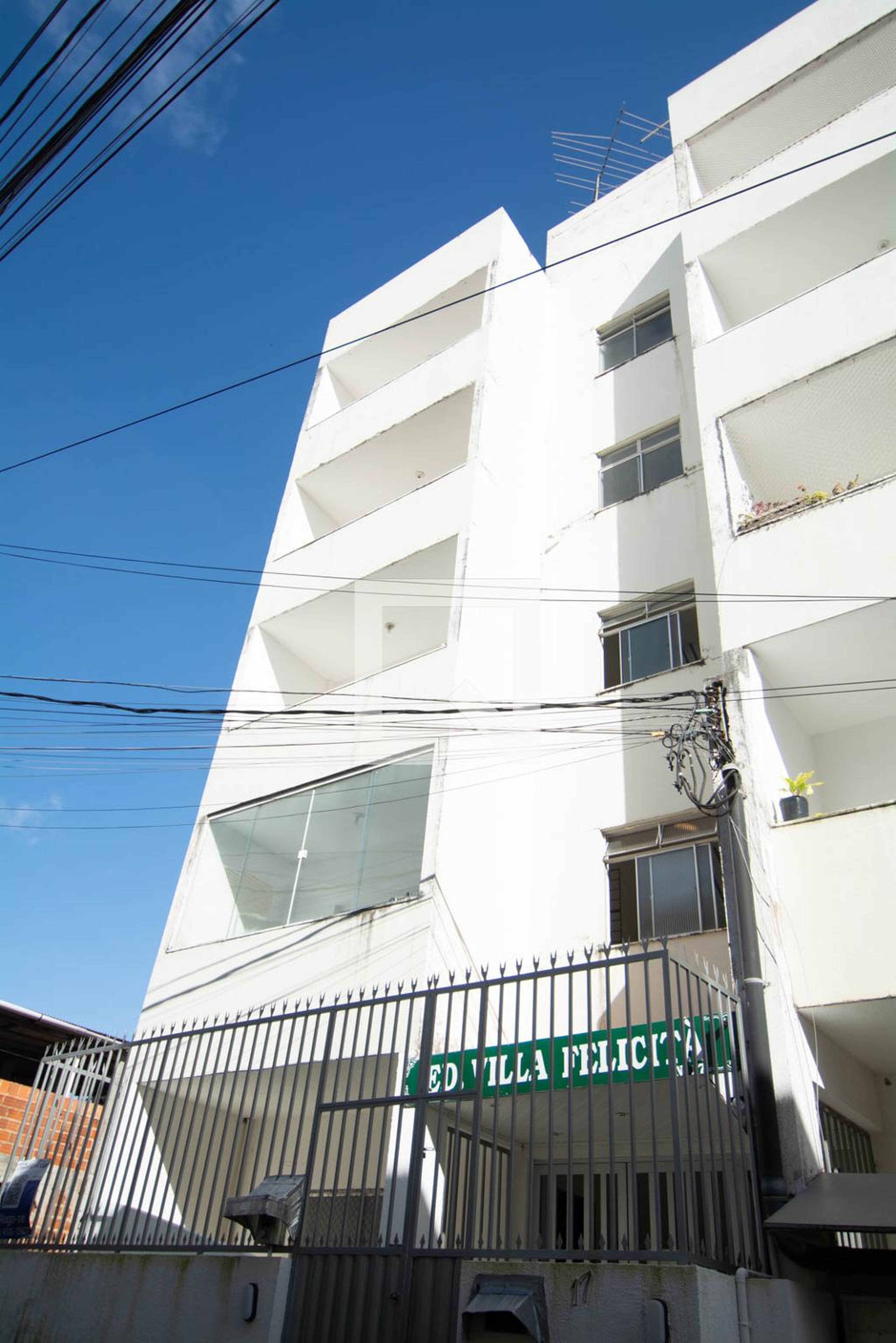 Fachada Condomínio em Rua Laérte Carvalho Oliva Filho, 17