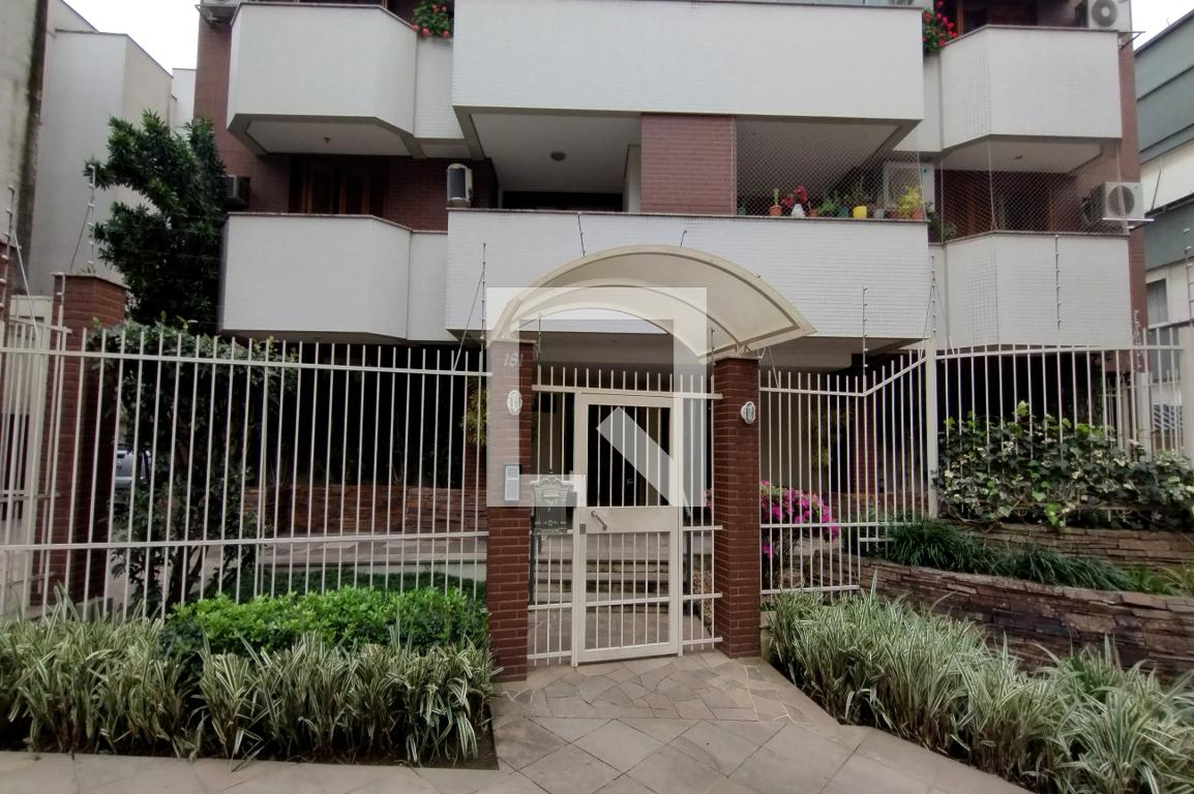 Fachada do Condomínio Edifício Morada da Araucária