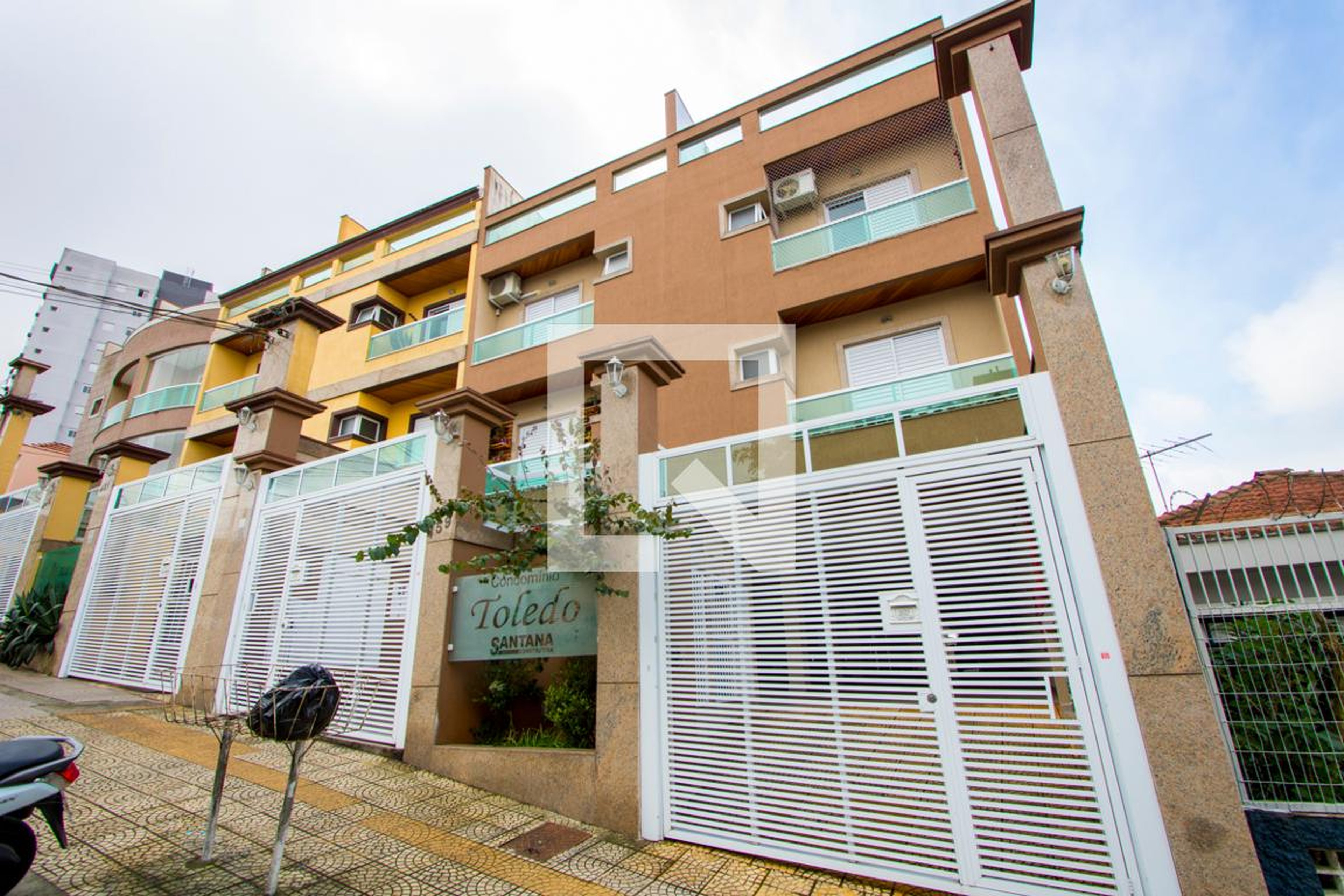 Fachada Condomínio em Rua Juazeiro, 459